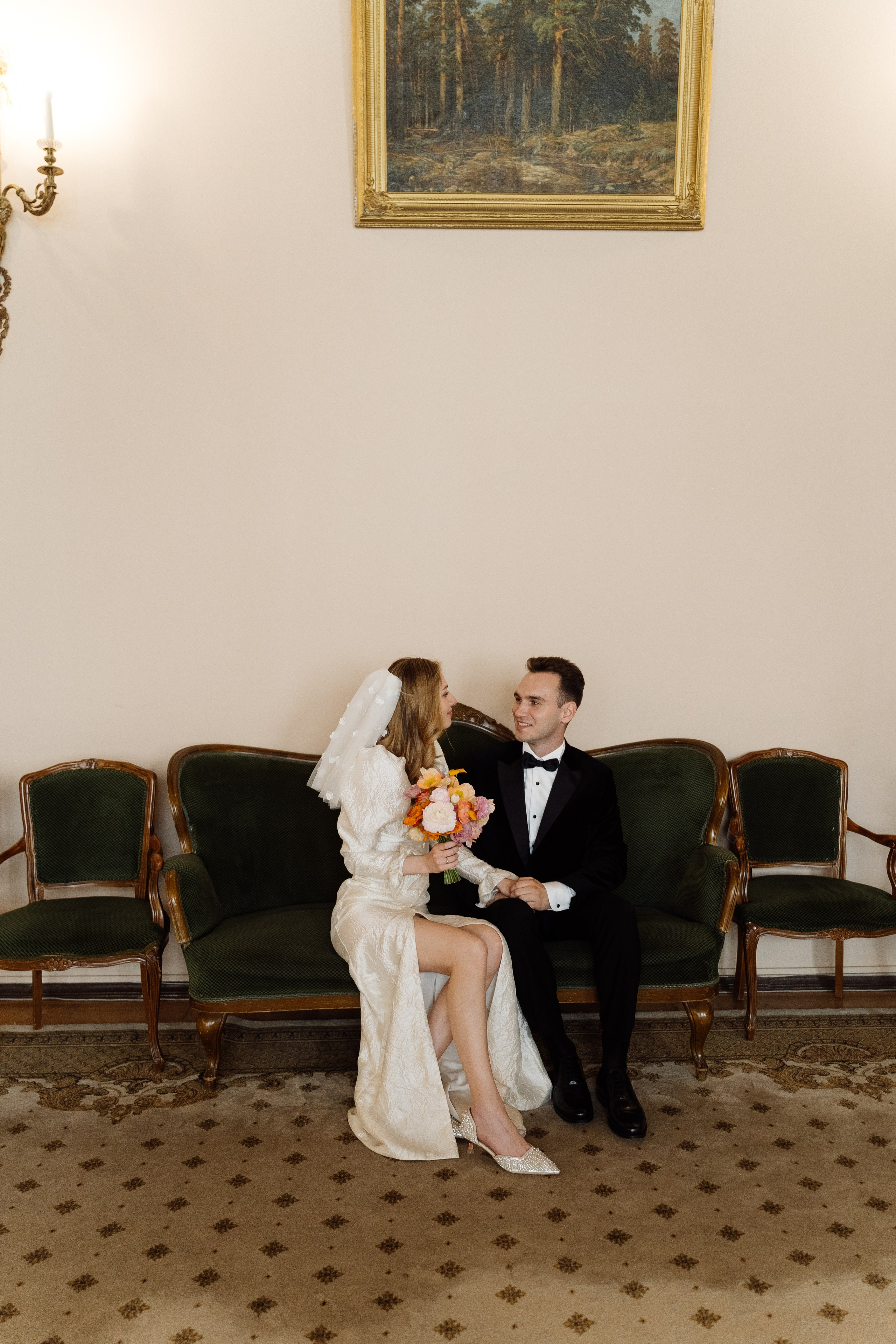 Камерная свадьба на фонтанке в сезонах. Свадебный фотограф организатор в Санкт-Петербурге Ассоль Опарина