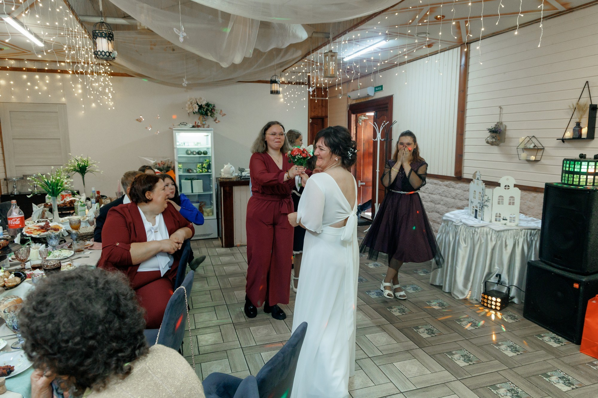 Илья и Виктория свадебный банкет в кафе. Свадебный и семейный фотограф в г. Волхов Алексей Кочерыжкин