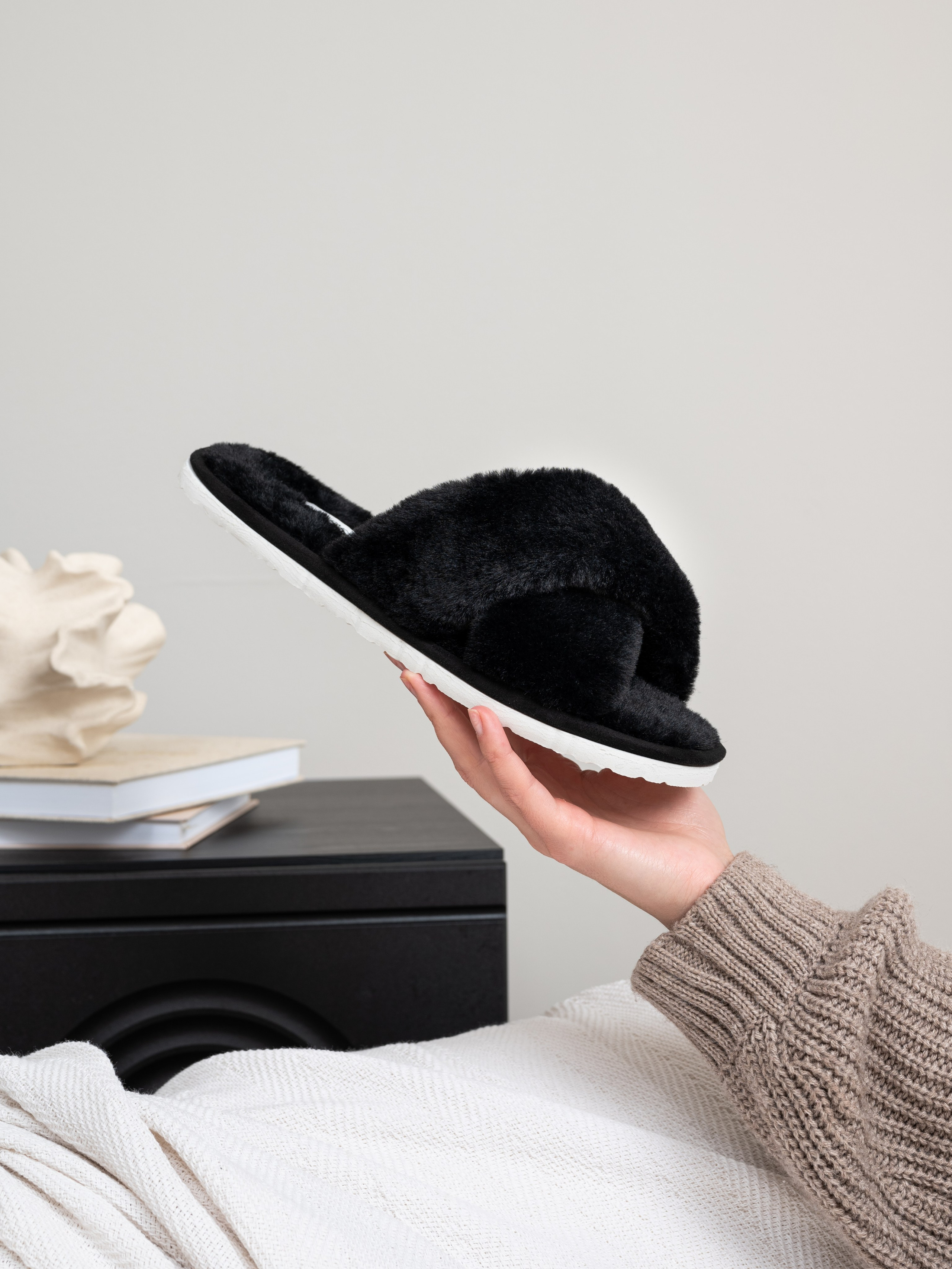 Мягкие тапочки. Предметный фотограф, фото для маркетплейсов Пятигорск, КМВ