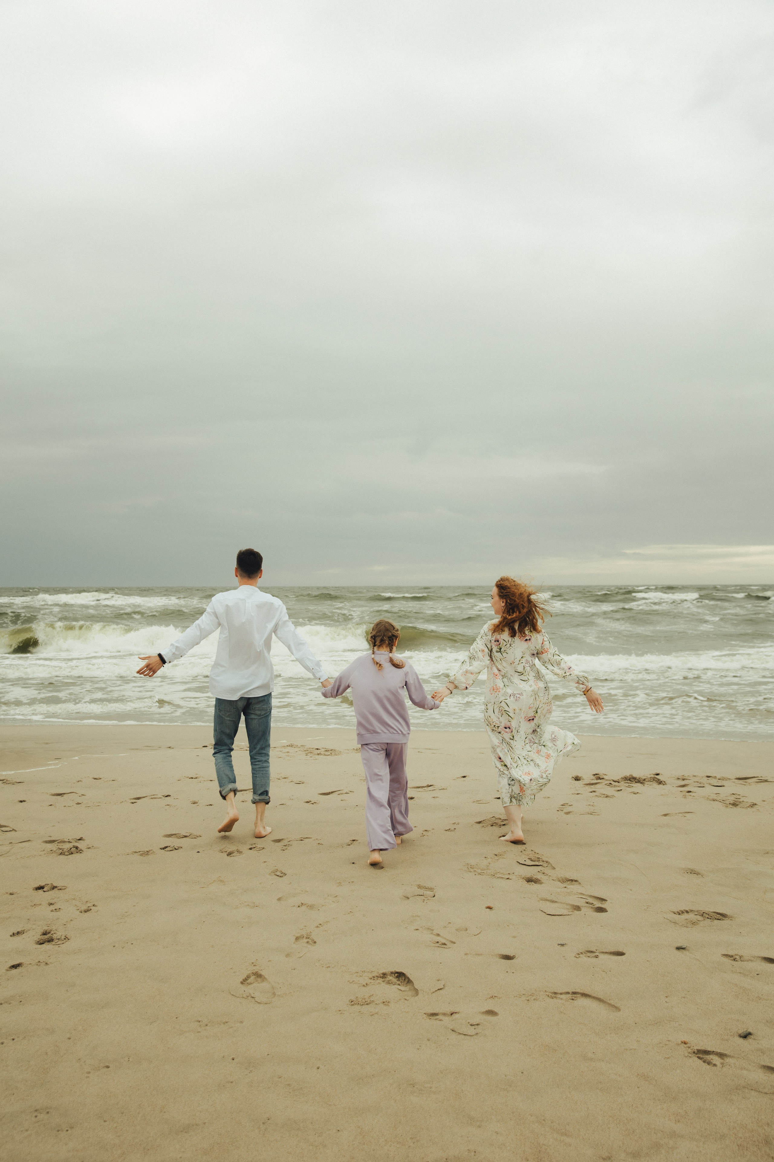 Семья в Янтарном / шторм. Фотограф Калининград Илья Миллер