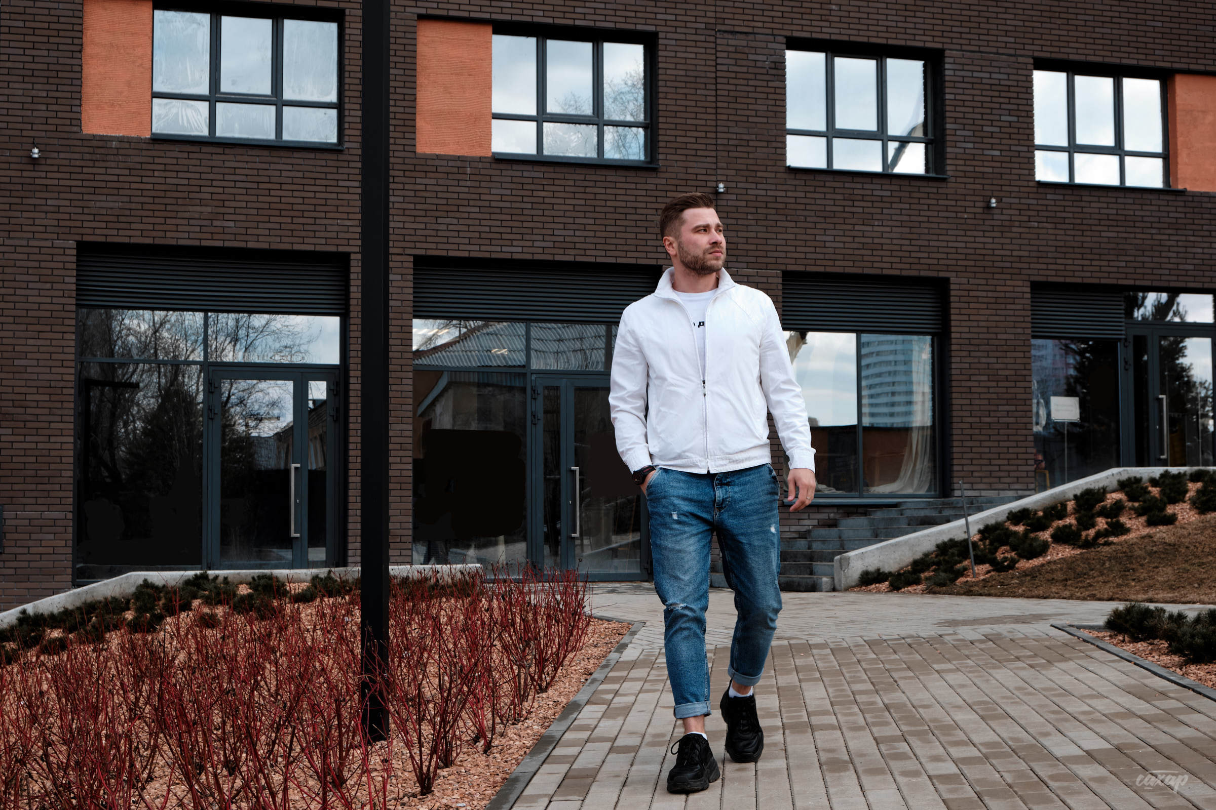 Search. Профессиональный фотограф в Екатеринбурге Юра Сахар