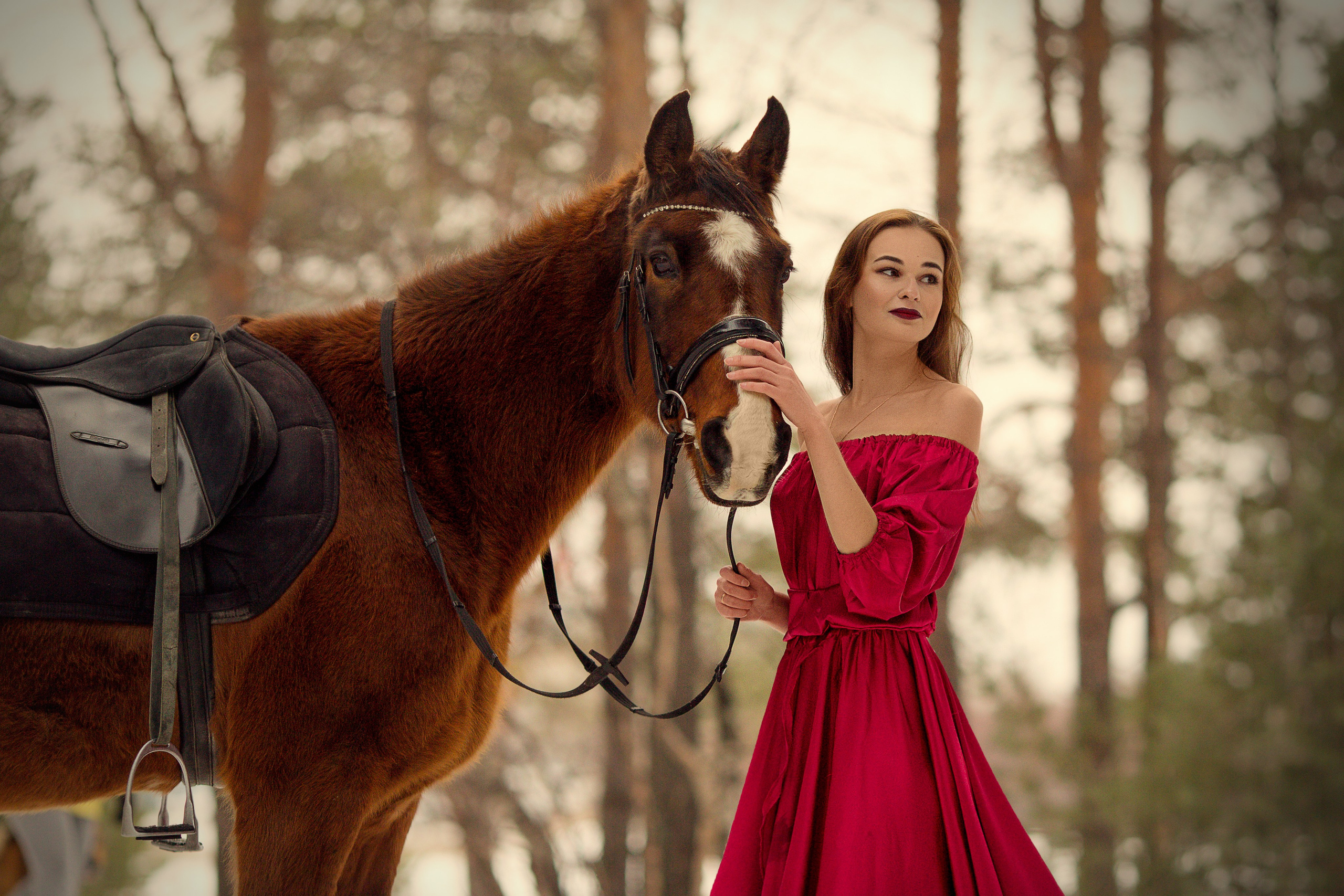 Фотосессия с лошадью в красном платье