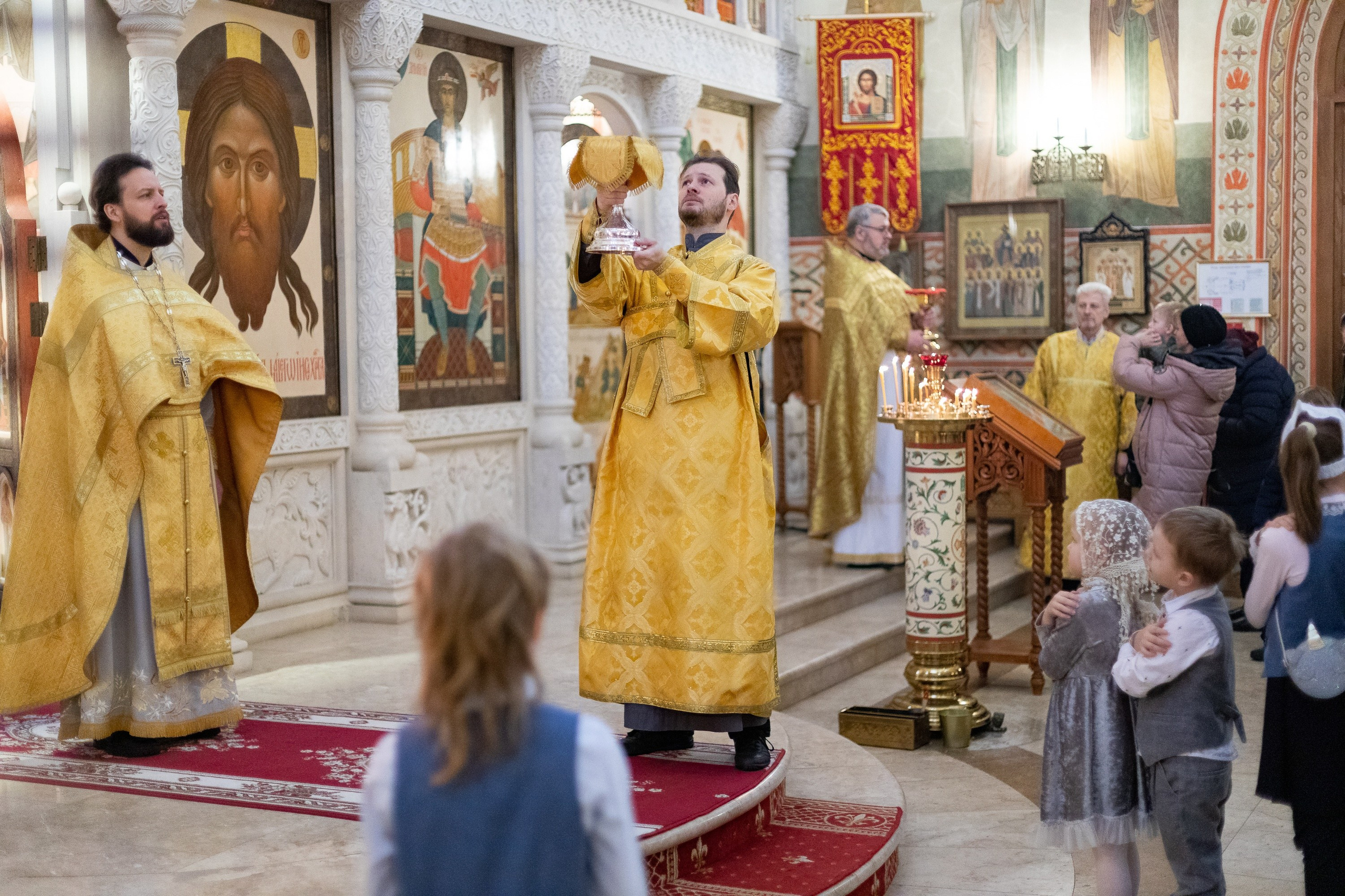 Праздничное богослужение Святителю Николаю 19 декабря. Интерьерный фотограф в Москве Роман Потапов