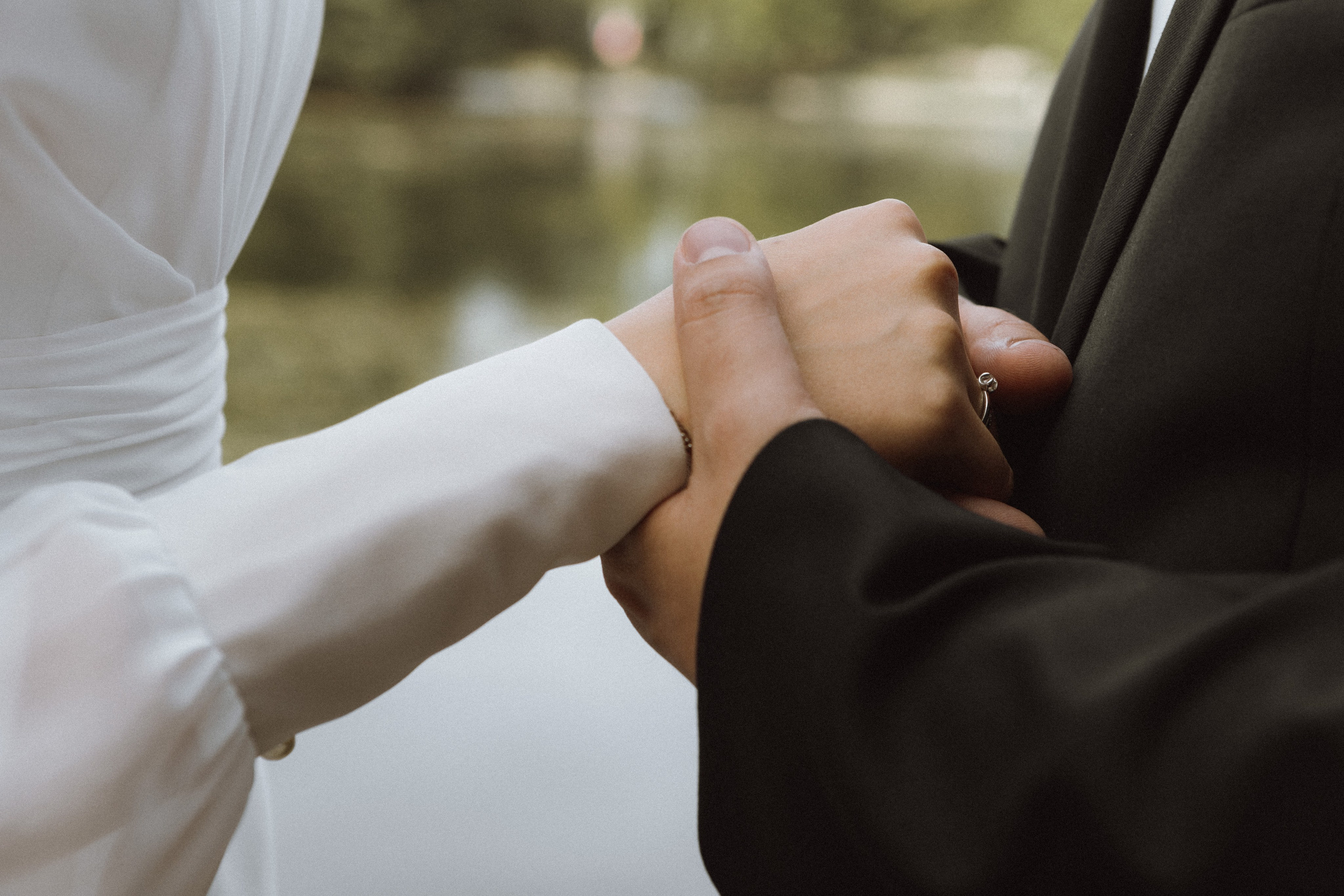 свадебные традиции, свадебная церемония на открытом воздухе, церемония обмена кольцами, свадебный фотограф в Москве