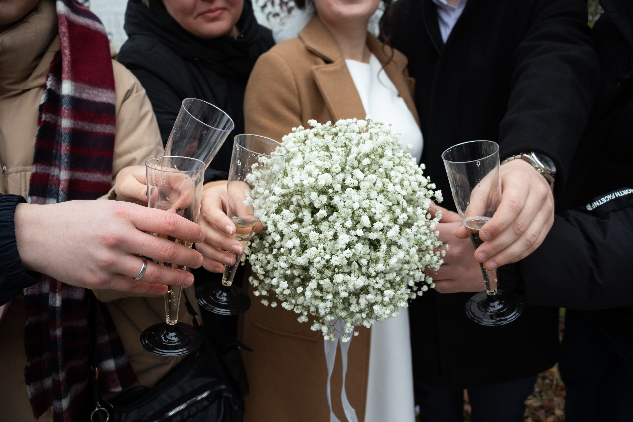 Свадебная прогулочная фотосессия возле ЗАГСа в городе Томск