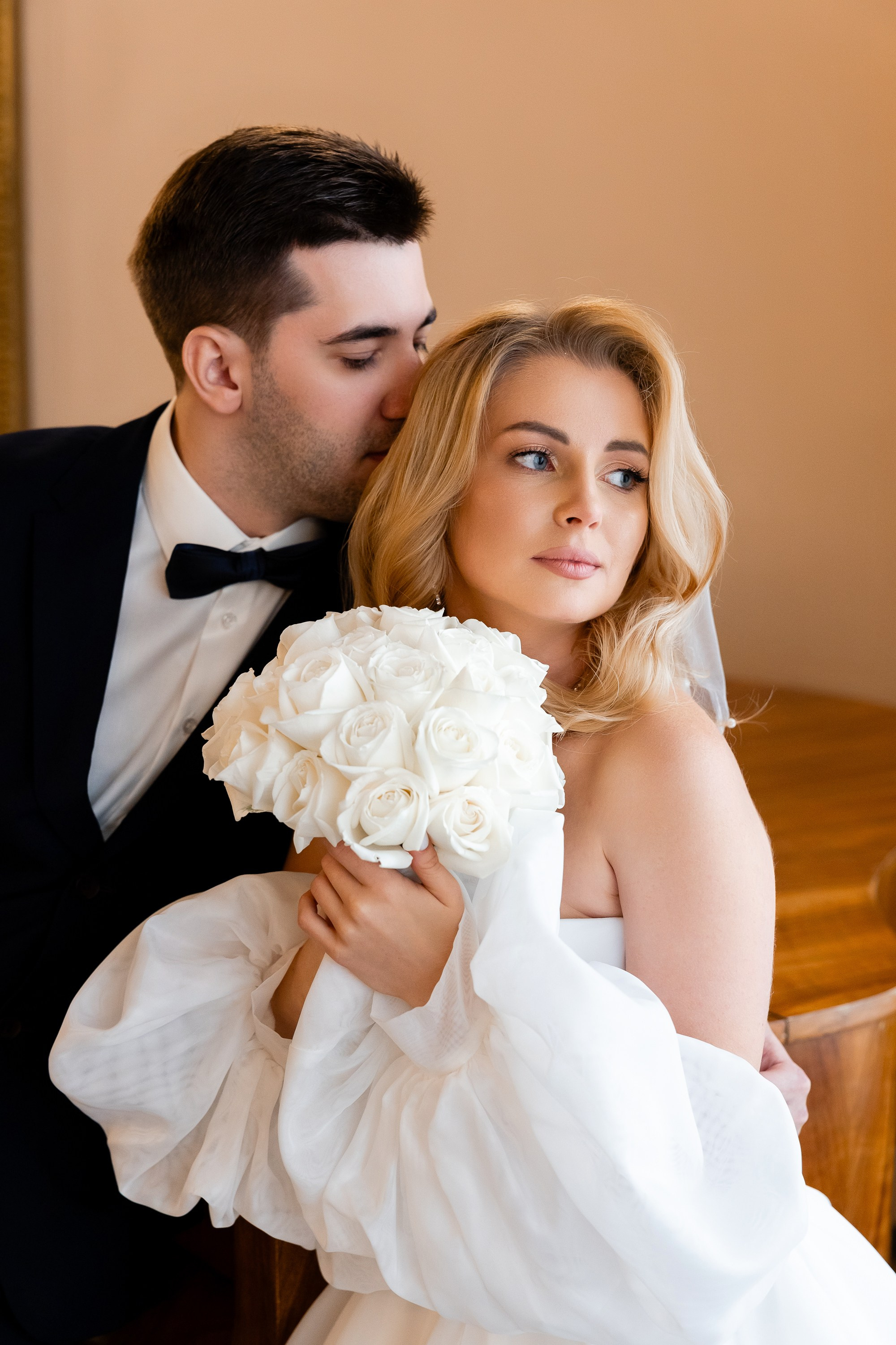 Фото жениха и невесты в гостиной с роялем во дворце бракосочетания № 2 Санкт-Петербурга