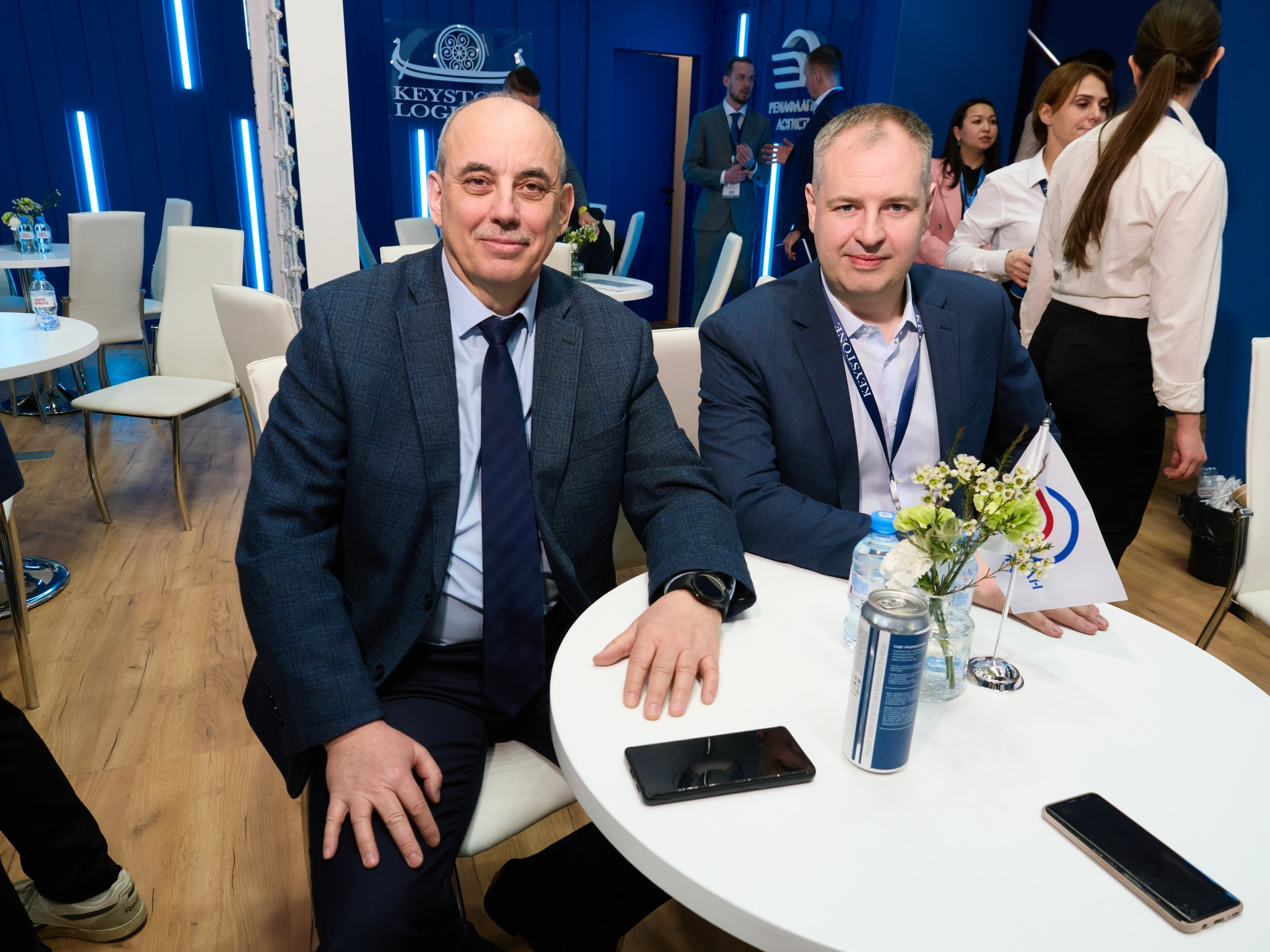 Фотография сотрудников компании на крупном форуме в Москве