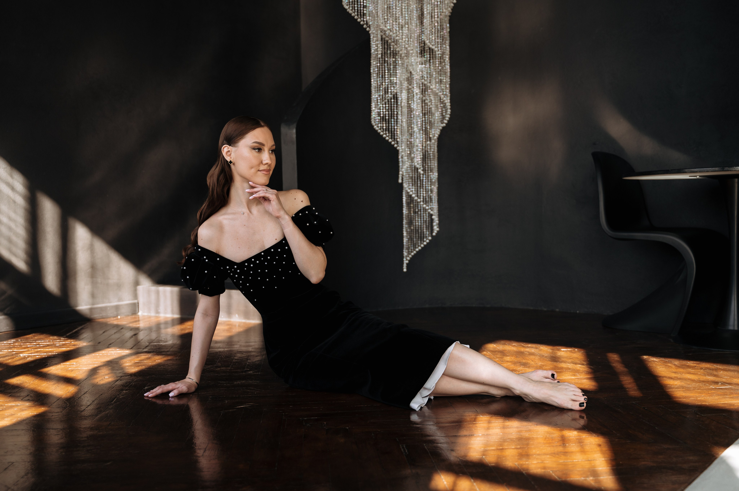 фотостудия в Екатеринбурге с хрустальной люстрой