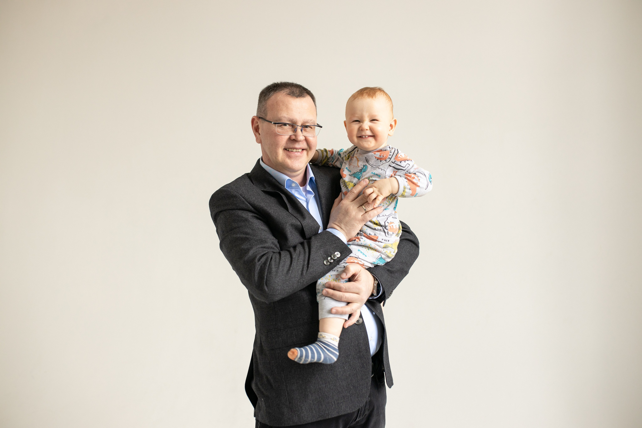 Семейная фотосессия на циклораме с естественным светом. Фотограф в Железнодорожном и Балашихе