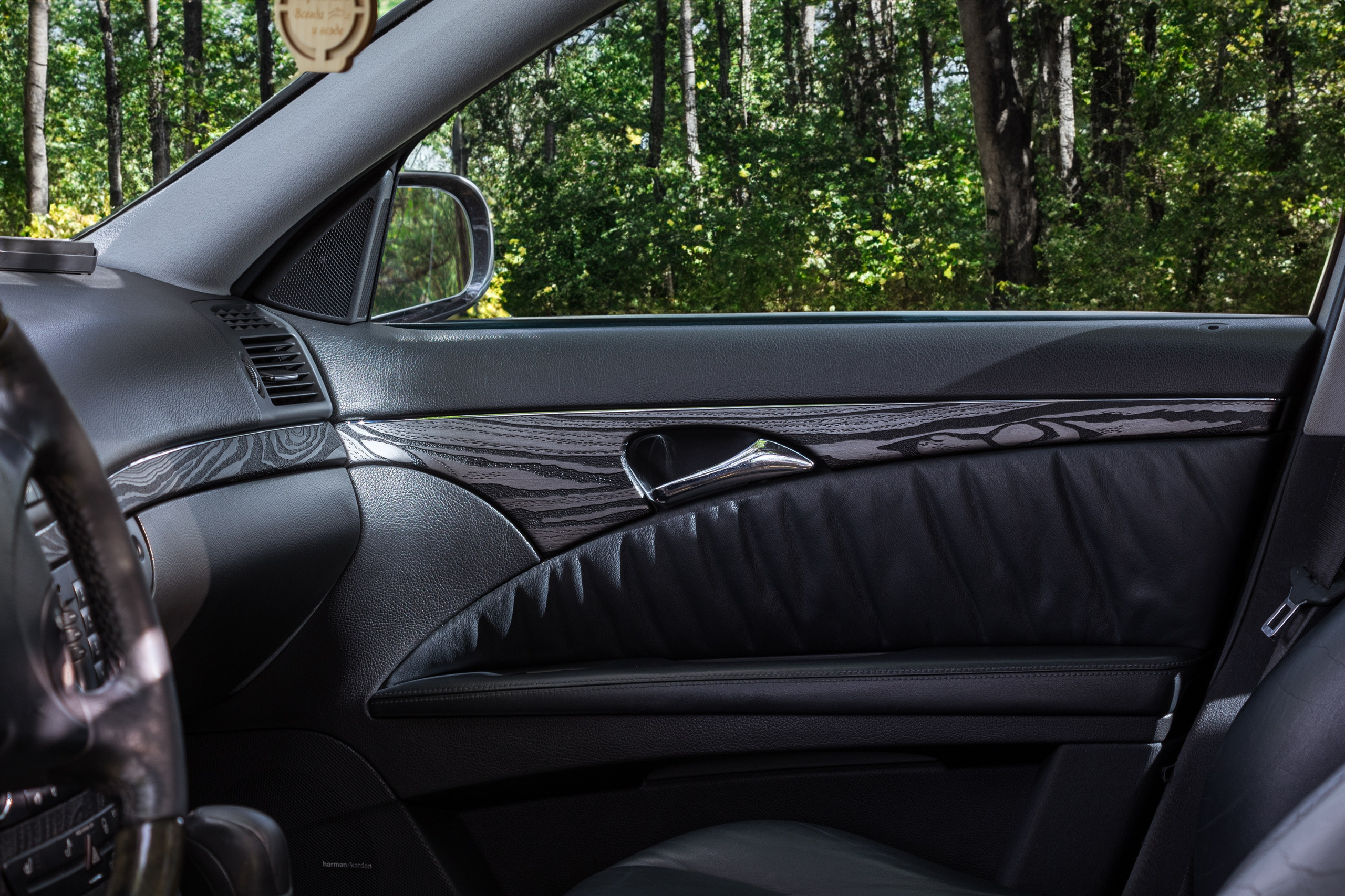 Фотосъемка автомобиля Mercedes для Evil Painter. Интерьерный фотограф и ретушер в Красноярске Денис Антропов