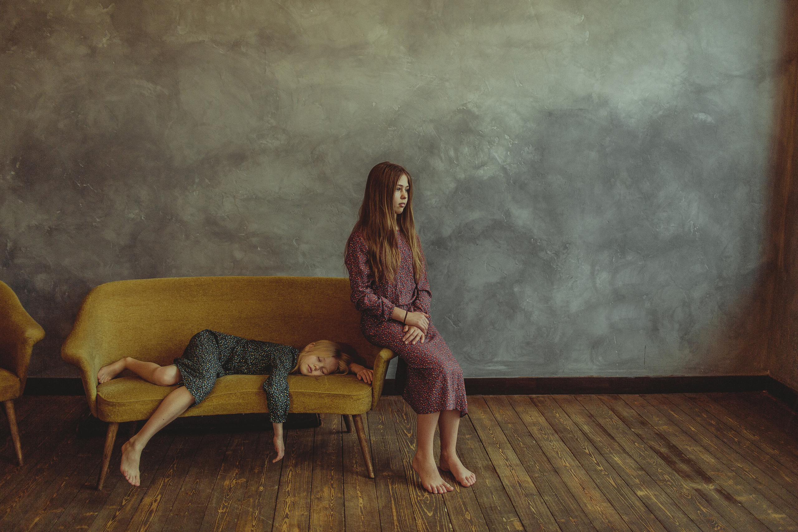 студийный портрет двух девочек на охристом диване