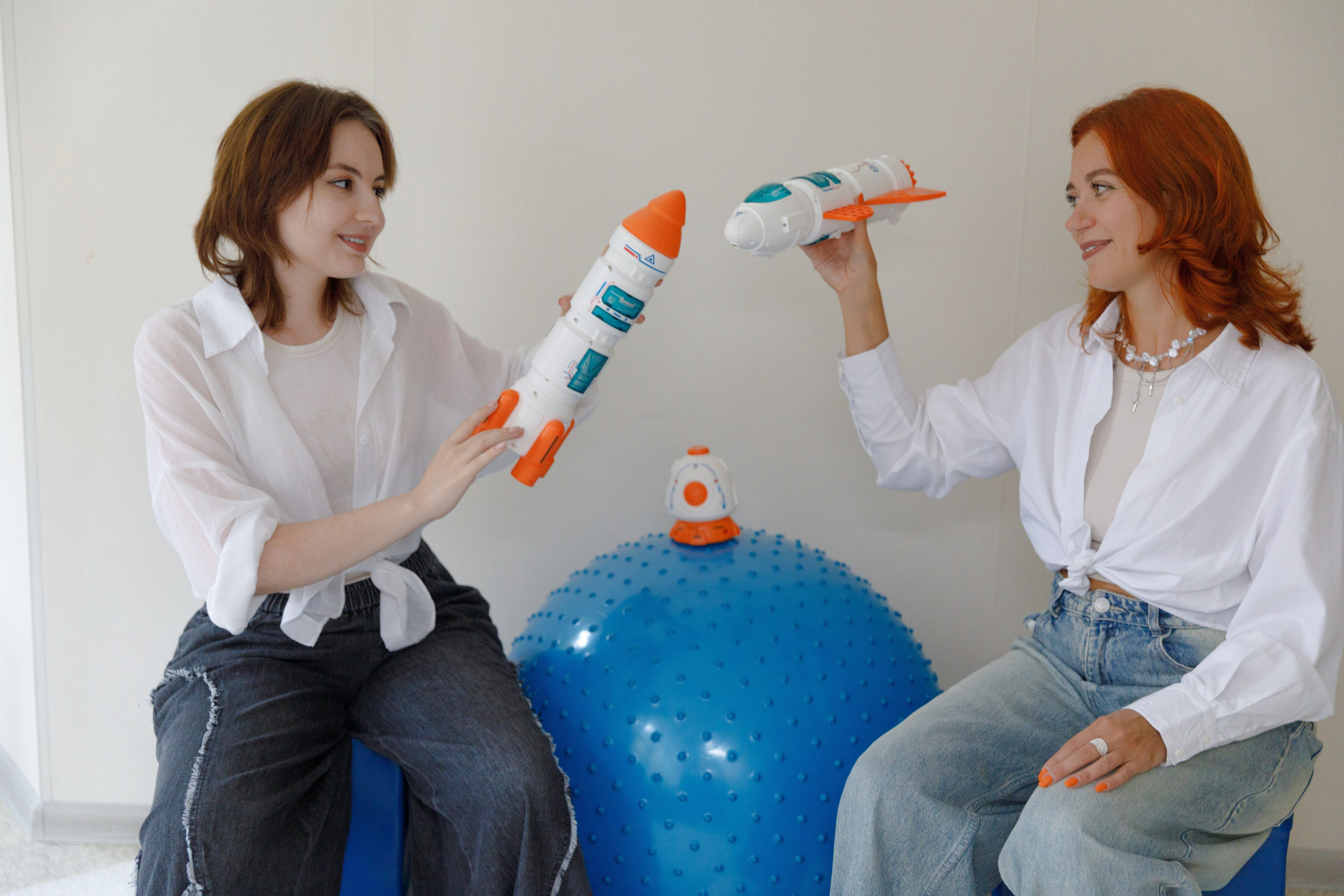 Юлианна и Анна в кабинете Dir Floor Time. Фотограф в Москве Слуцкая Наталья, репортаж, портрет, контент