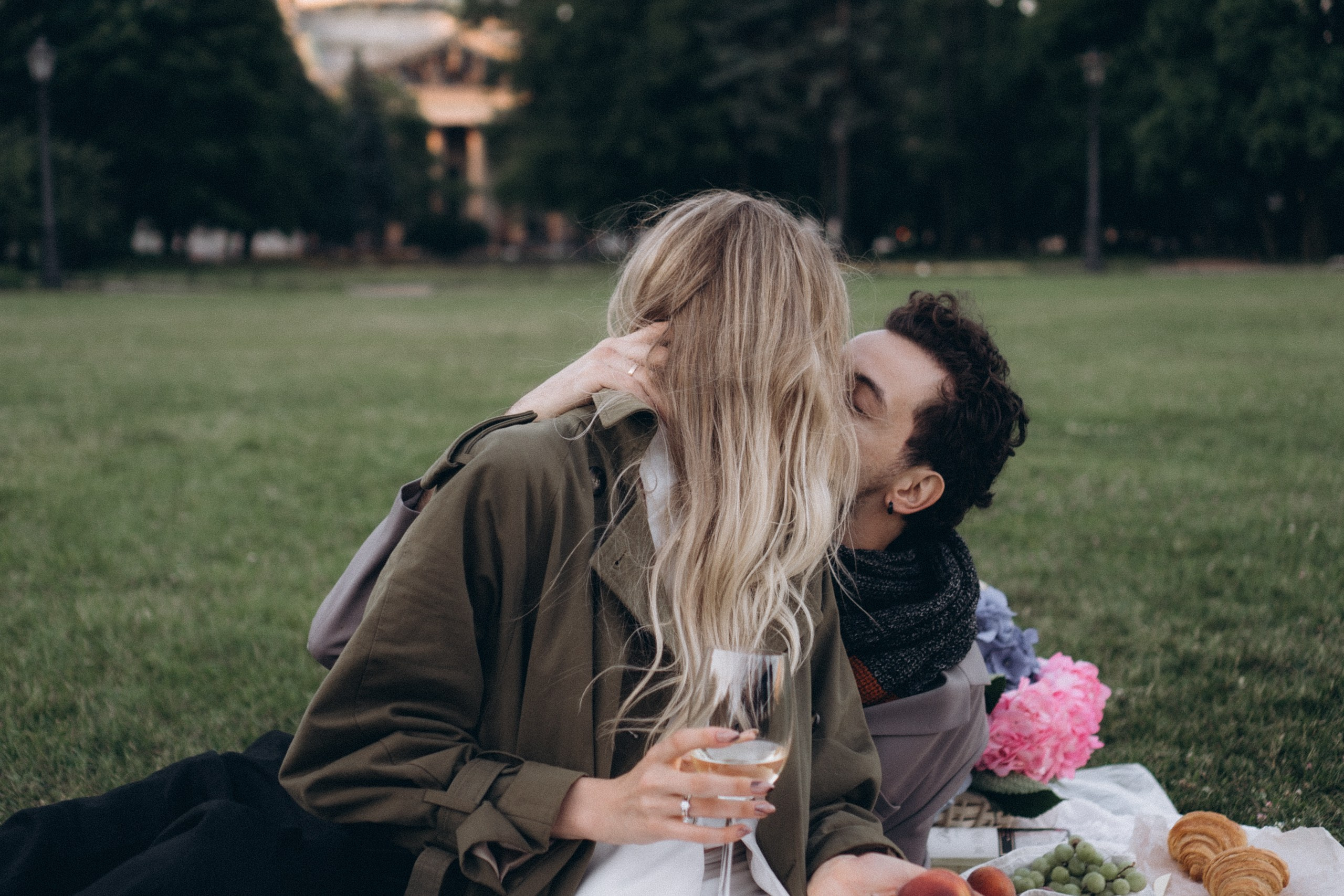 СВАДЕБНАЯ СЬЕМКА ПАРЫ НА РАССВЕТЕ В БЕЛЫЕ НОЧИ И ПРОГУЛКА С РАЗВОДНЫМИ МОСТАМИ И ПИКНИК ВОЗЛЕ ИСАКИЕВСКОГО СОБОРА. Профессиональный фотограф, Санкт-Петербург — Виктория Богомолова