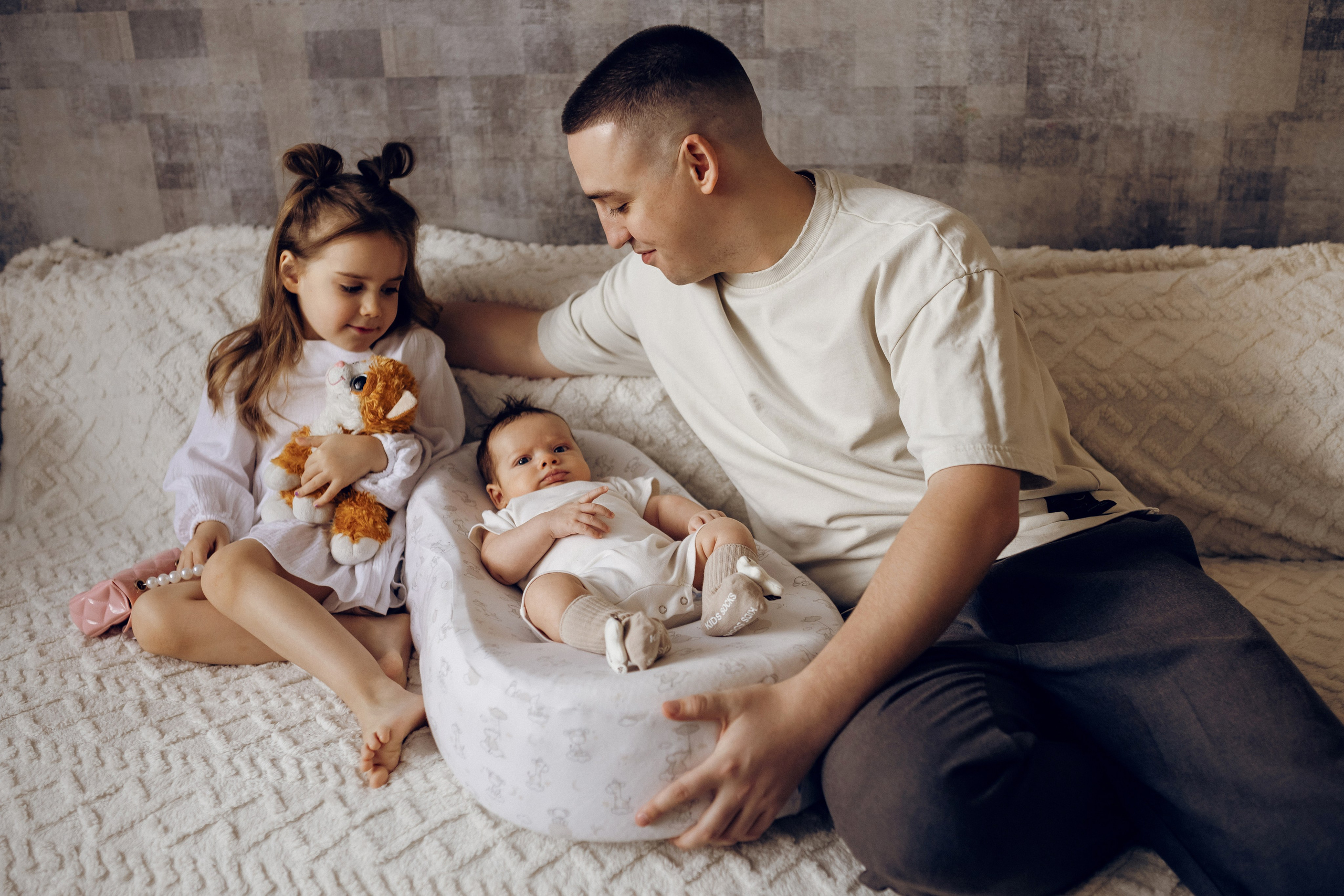 папа с маленькой дочкой и сыном семейная фотосессия