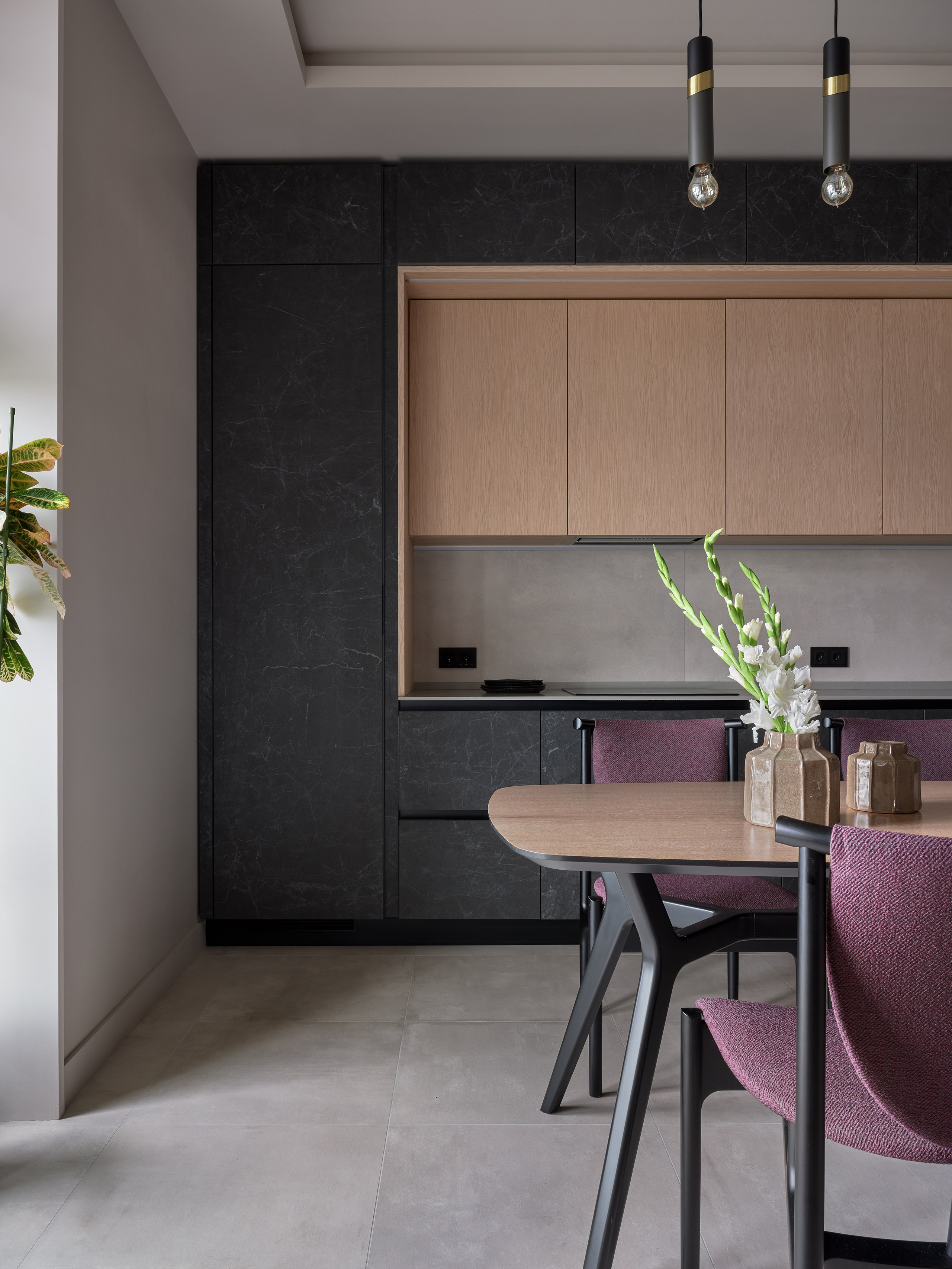 Светлое дерево и фиолетовые акценты. Фотограф Наталья Вершинина