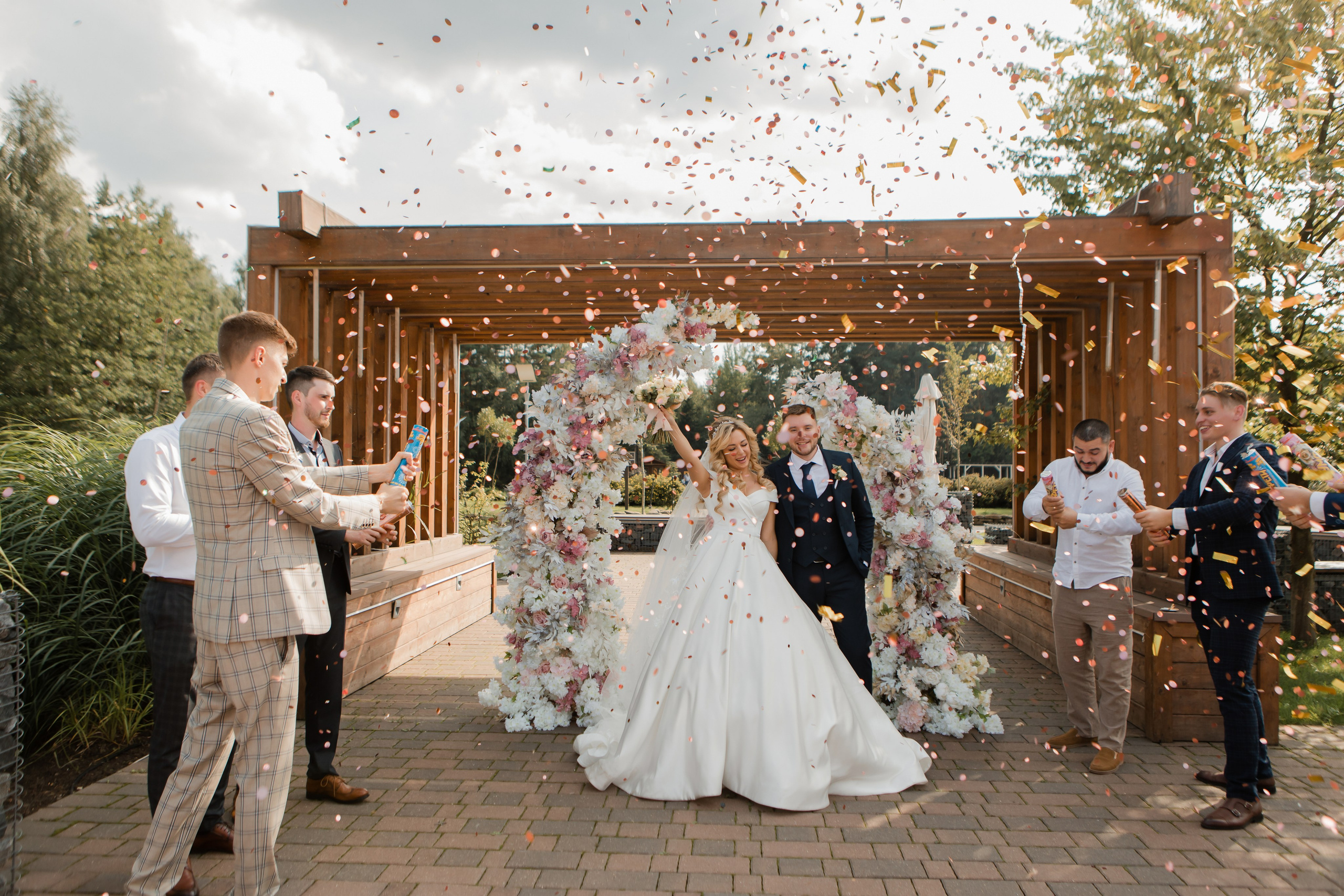 Юрий и Кристина. Видеосъемка и фотосъемка свадеб. Фотограф и оператор на свадьбу. Видеосъемка подкастов, собственная видео-фотостудии. Предметная фотосъемка
