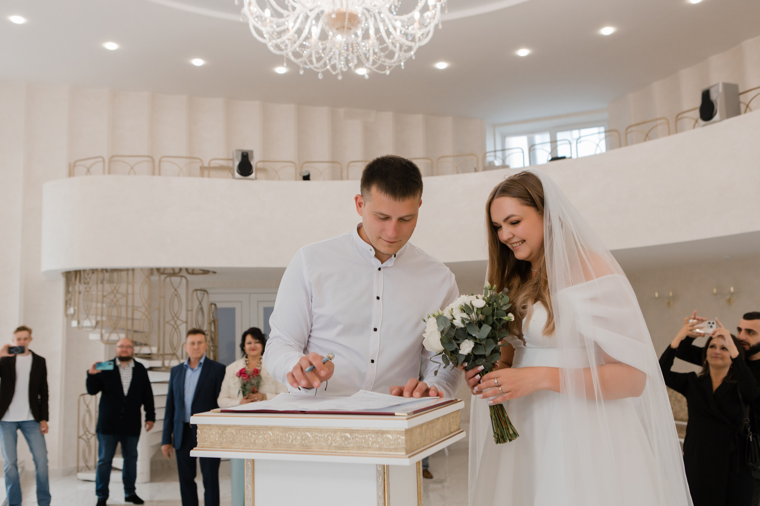 Отдел ЗАГС Администрации Фрунзенского района. Видеосъемка и фотосъемка свадеб. Фотограф и оператор на свадьбу. Видеосъемка подкастов, собственная видео-фотостудии. Предметная фотосъемка