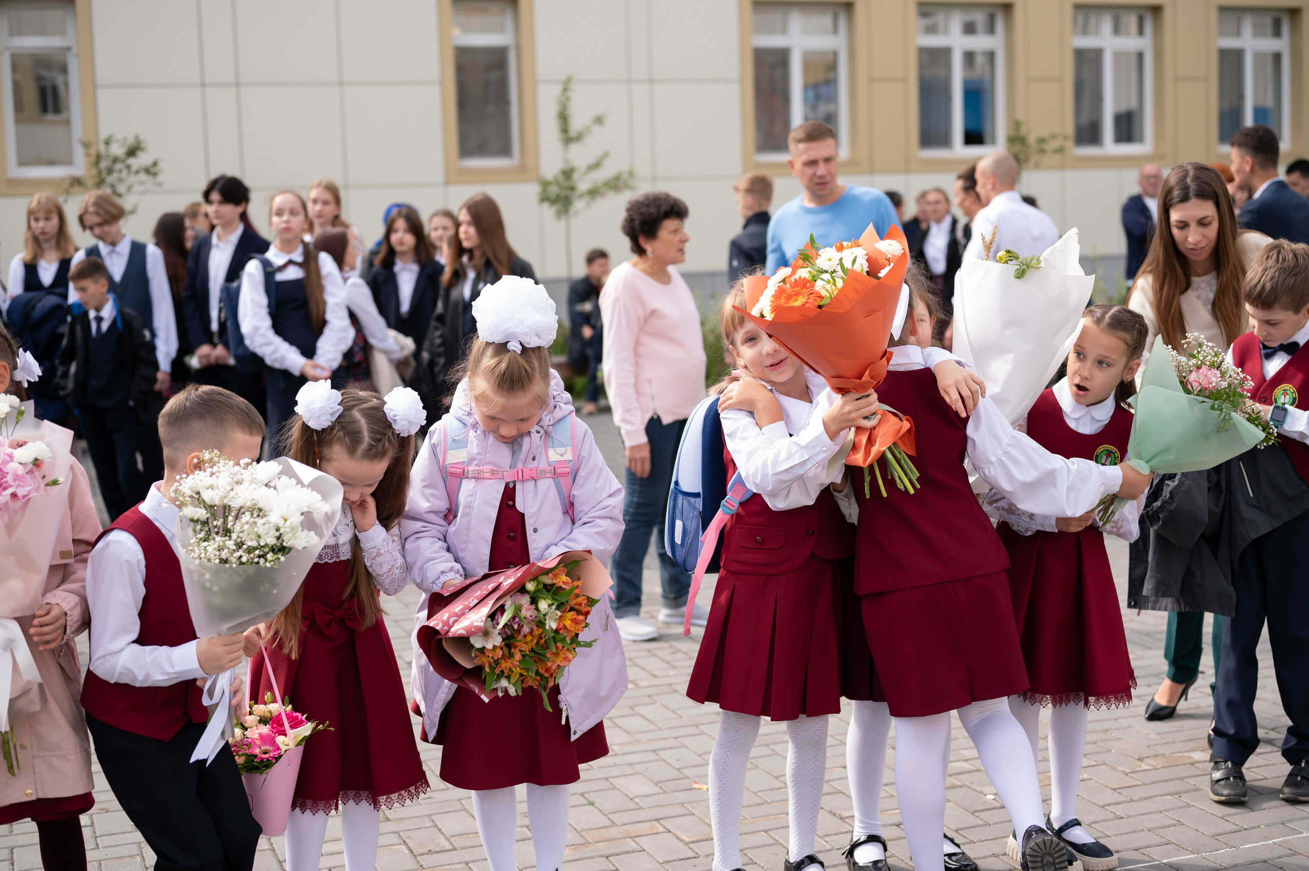 1 сентября 16 гимназия 2 класс (линейка + в классе+ на улице). Фотограф новорожденных, семейный детский в Тюмени Татьяна Морозова