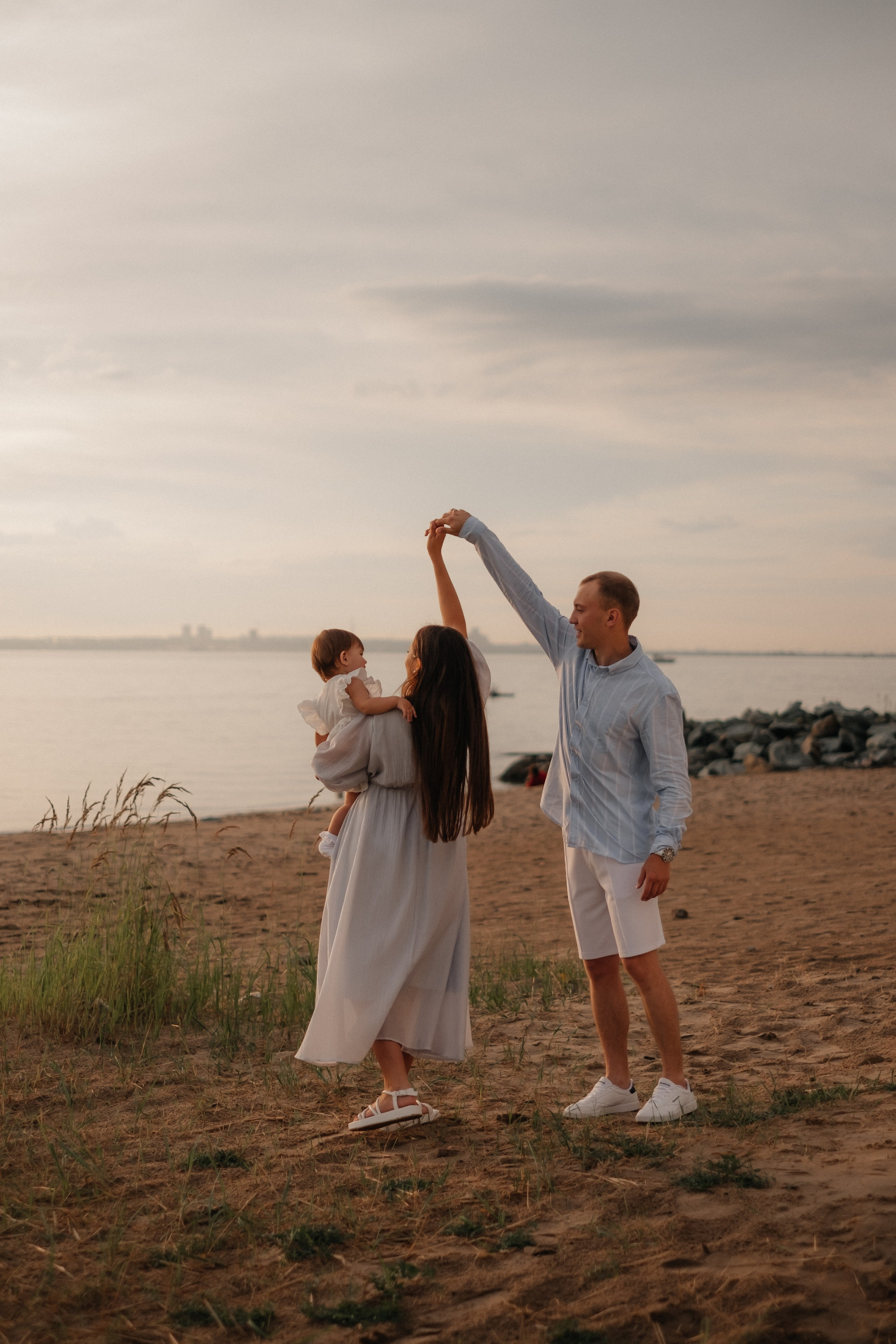 Алина, Ярослав и Тая на берегу. Фотограф в Новосибирске Диана Ильиных