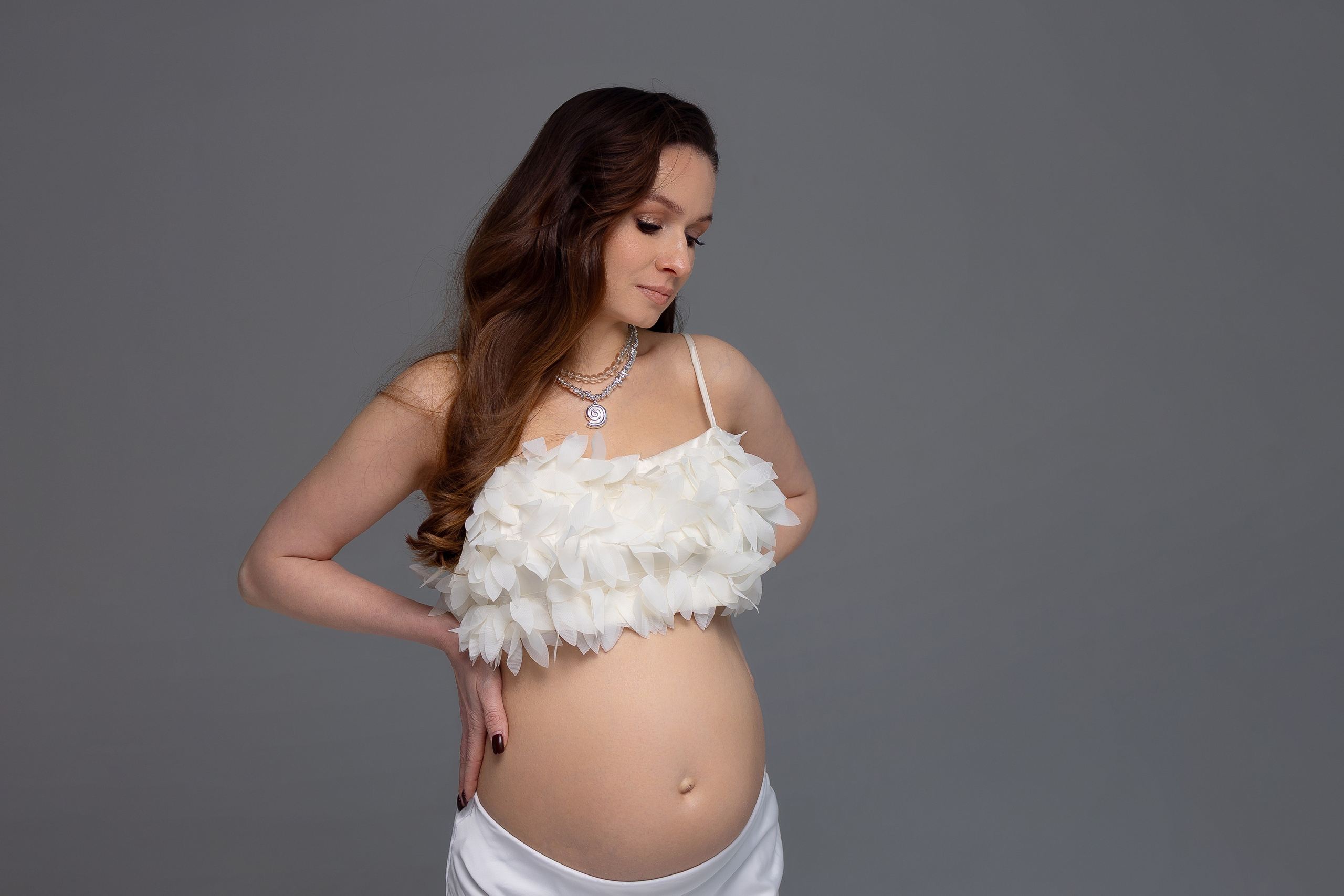 Вероника, классическая портретная фотосессия беременности в студии. Семейный фотограф в Москве Марина Петра