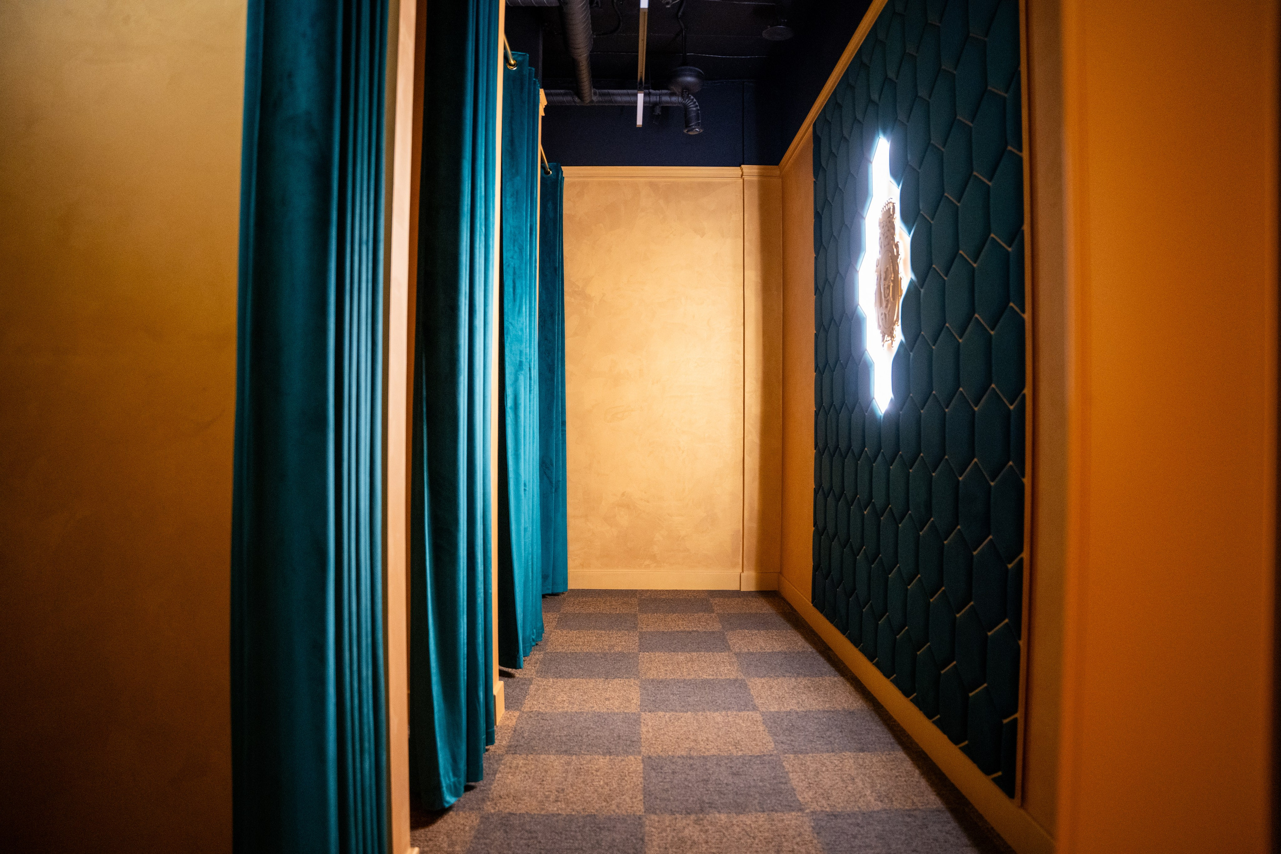 Фотосъемка интерьера стриптиз-клуба Hefner — элитный клуб Краснодара. Интерьерная фотосъемка клуба Hefner в Краснодаре — профессионально. Шедевры для Вас! Фотограф и Видеограф в Краснодаре Пахиев Руслан