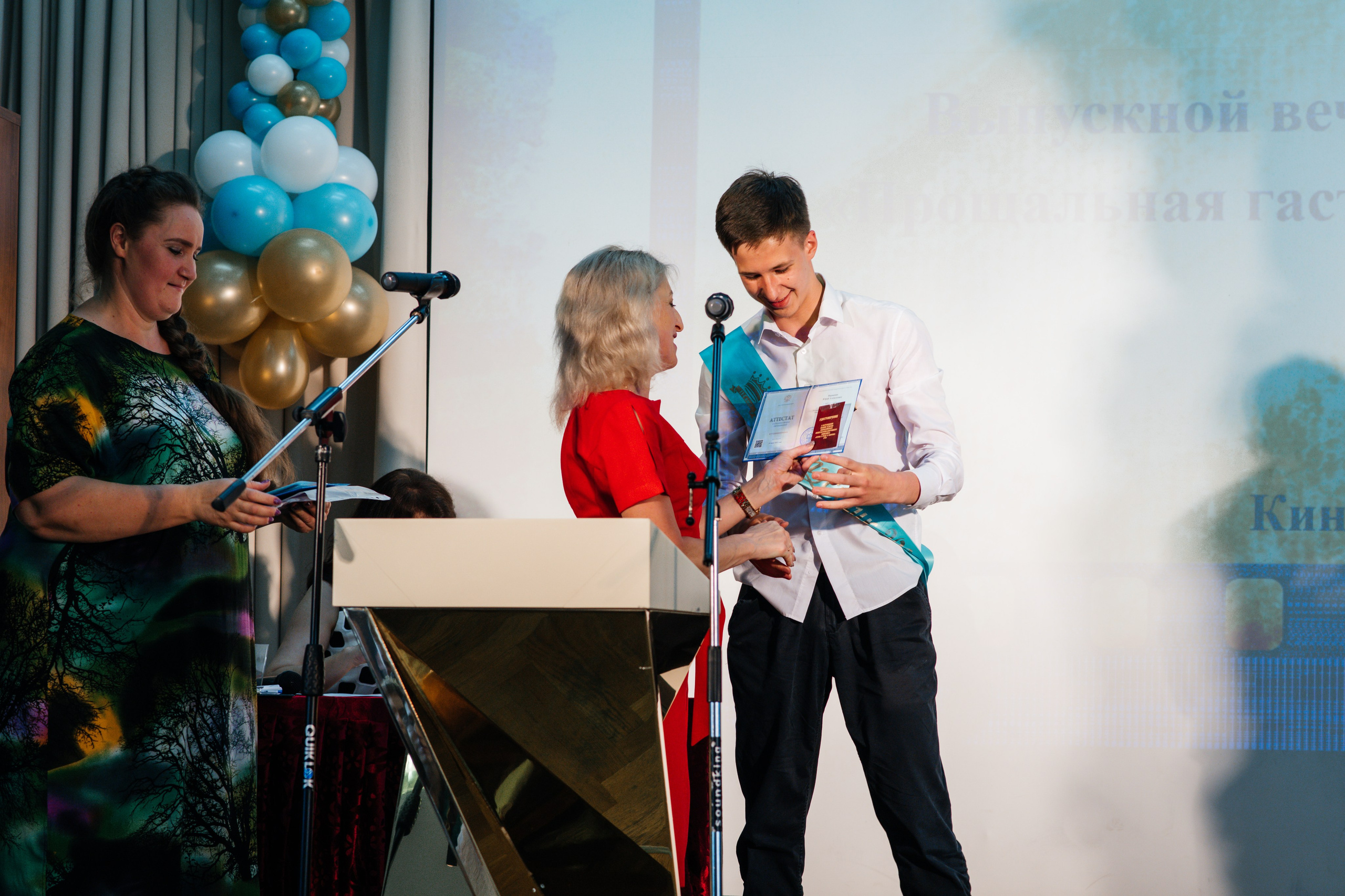 Вручение аттестатов. Выпускные альбомы в Подольске Москве и МО
