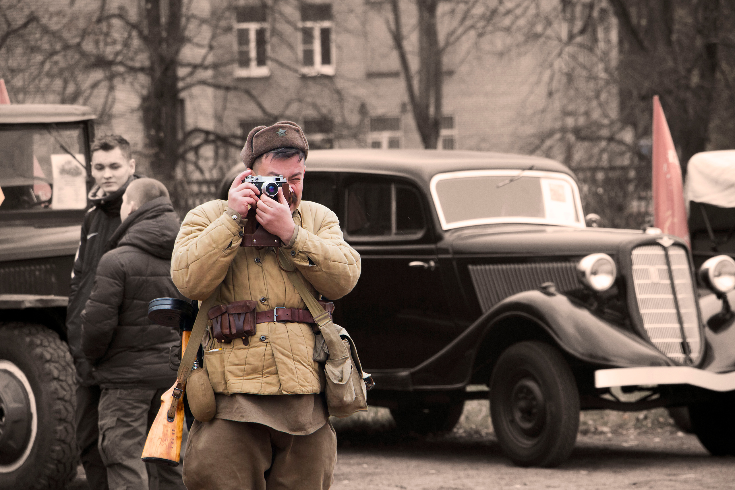 Солдат СССР. Солдат  фотографирует на память