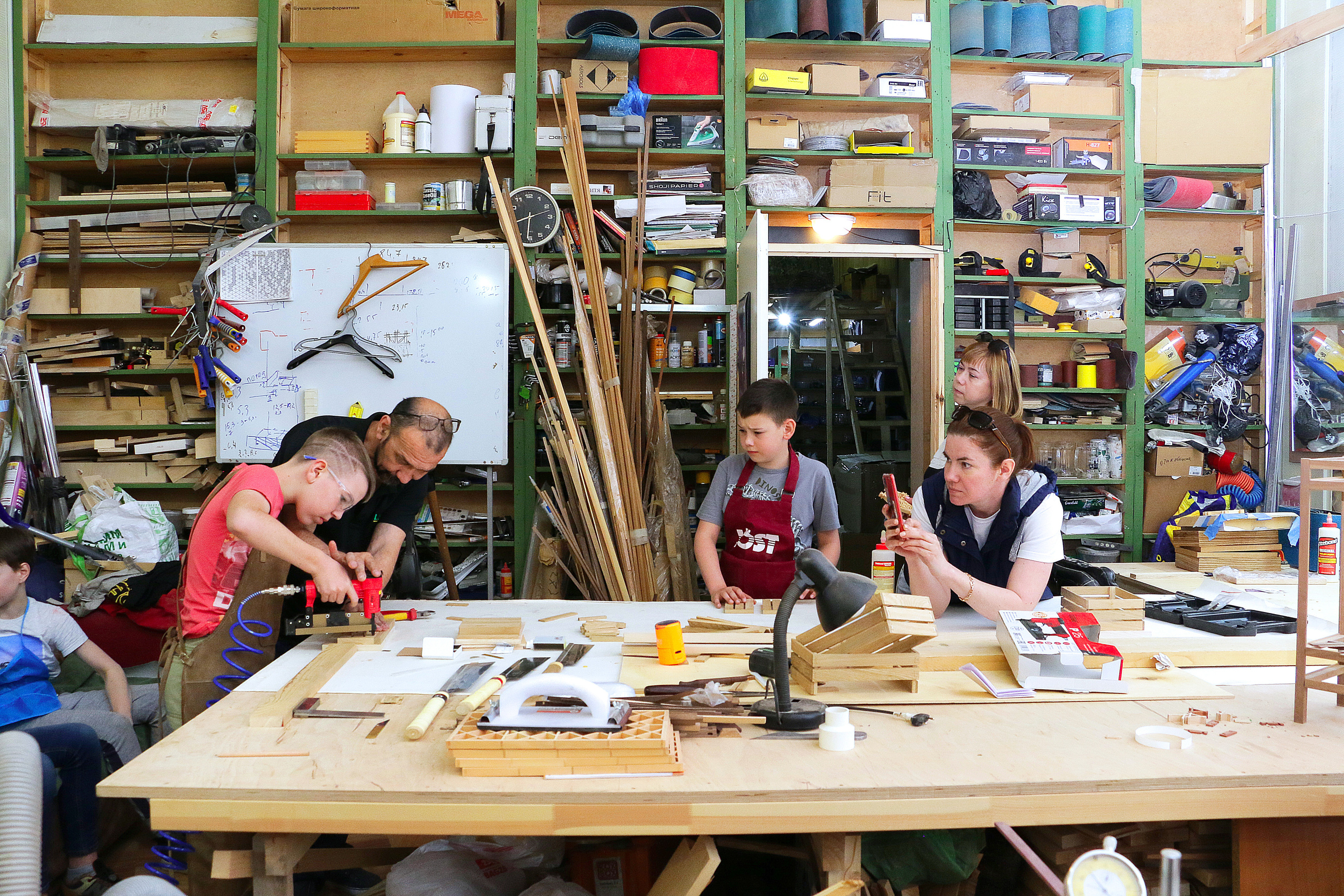 Столярная мастерская. Урок по столярному делу. Обучение молодого поколения ремеслу