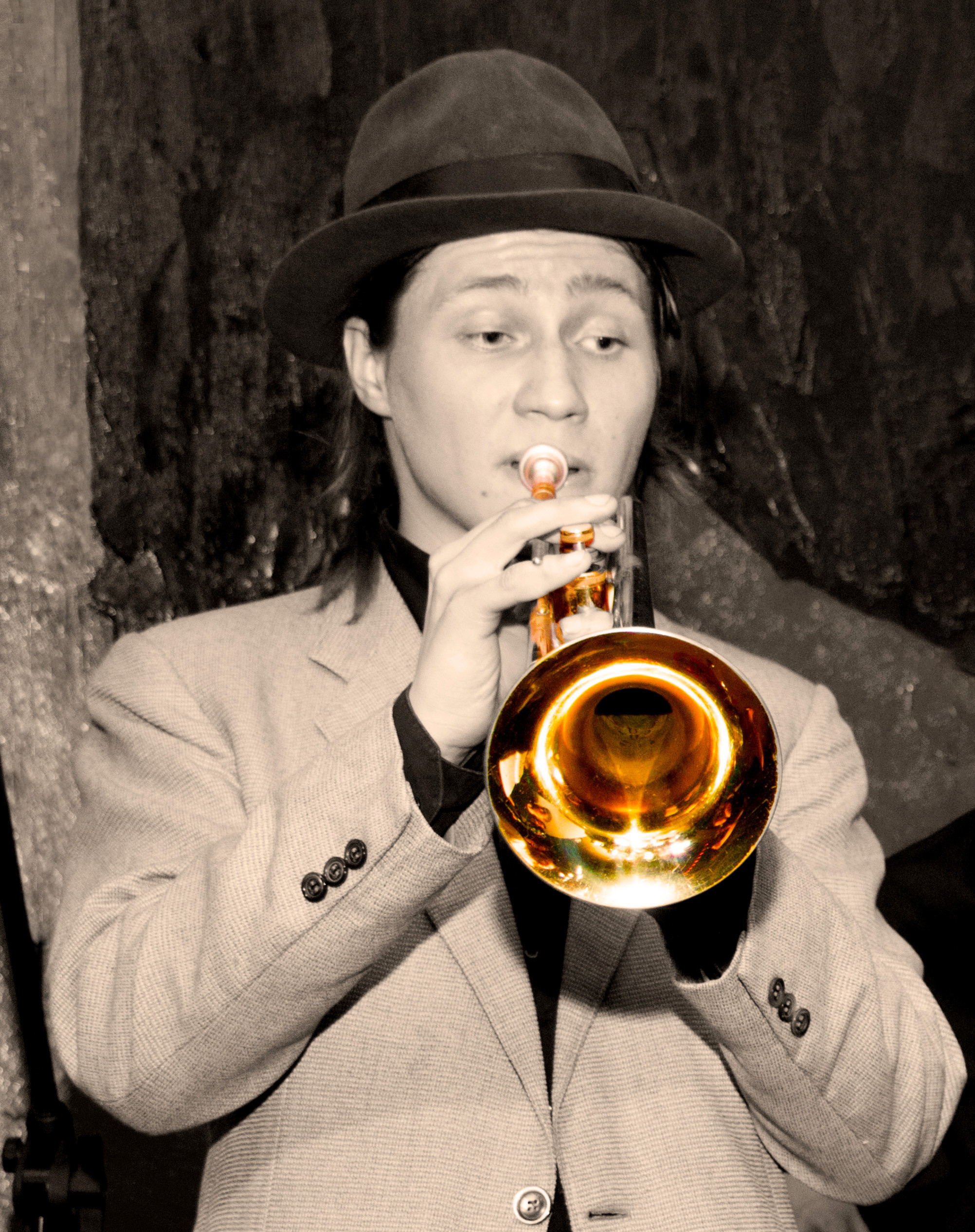 Молодой человек играет на трубе, сольно