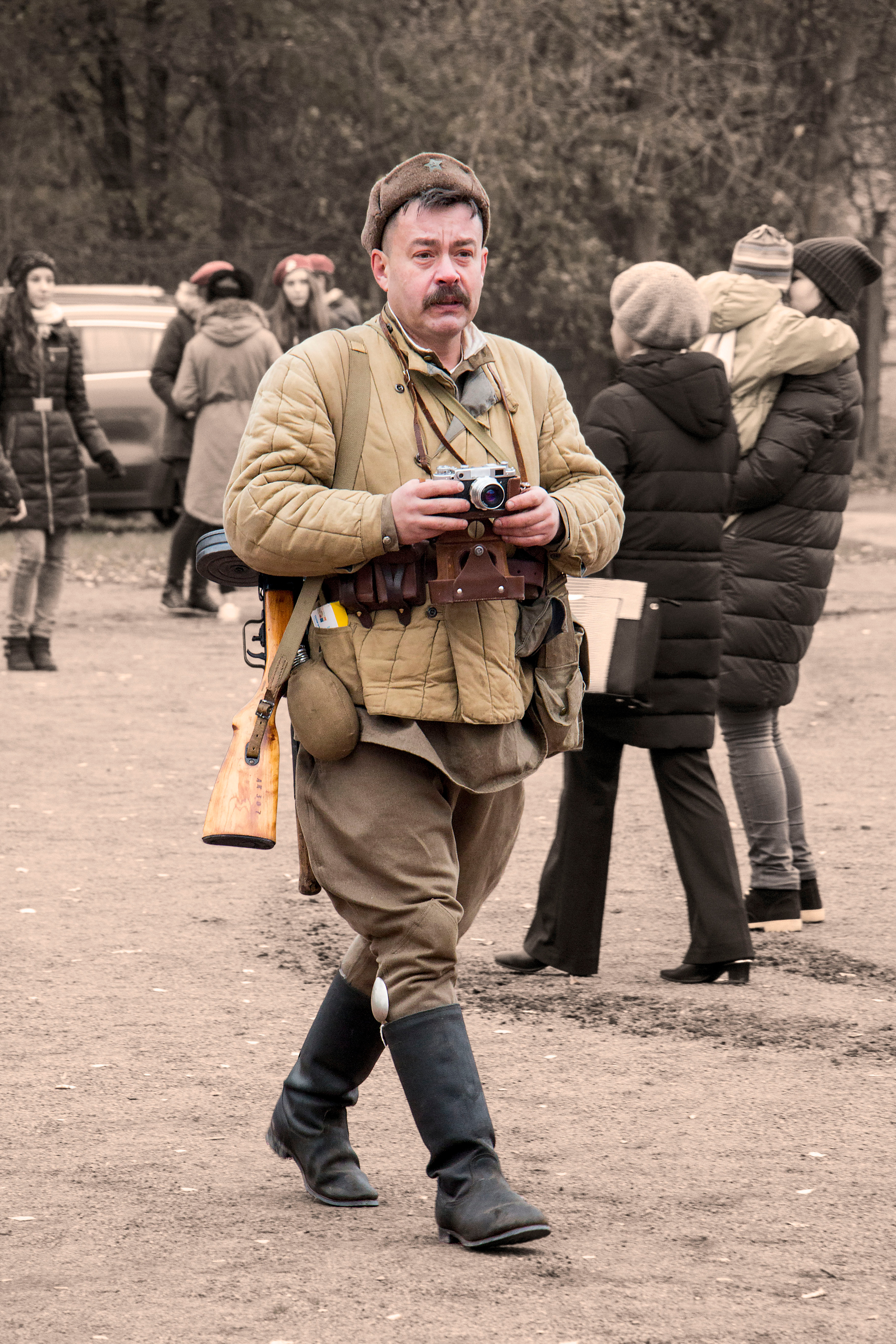 Солдат с винтовкой и фотоаппаратом