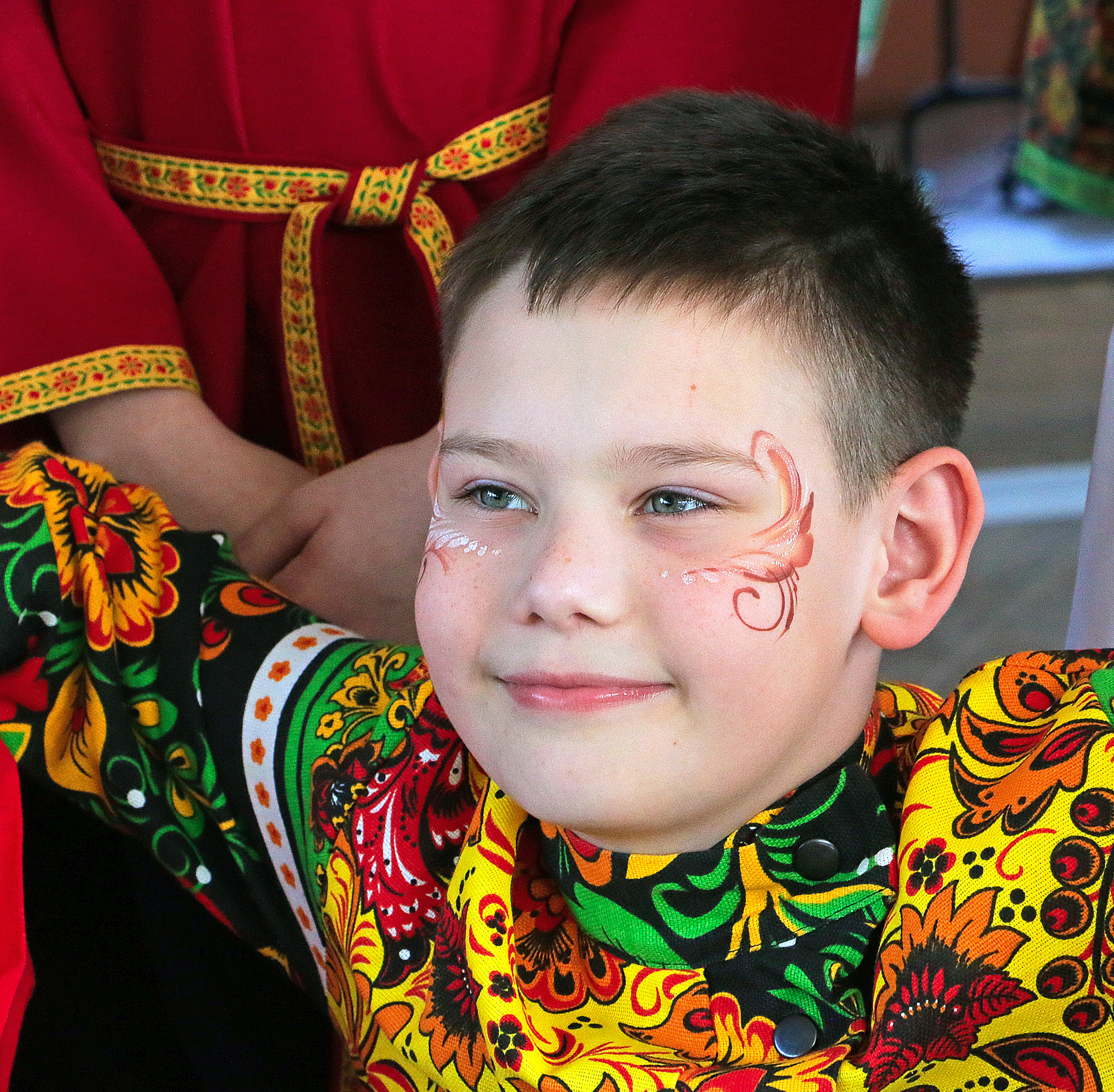 Красивая детская улыбка. Мальчик улыбается. Улыбчивый русский мальчик в красивой рубашке