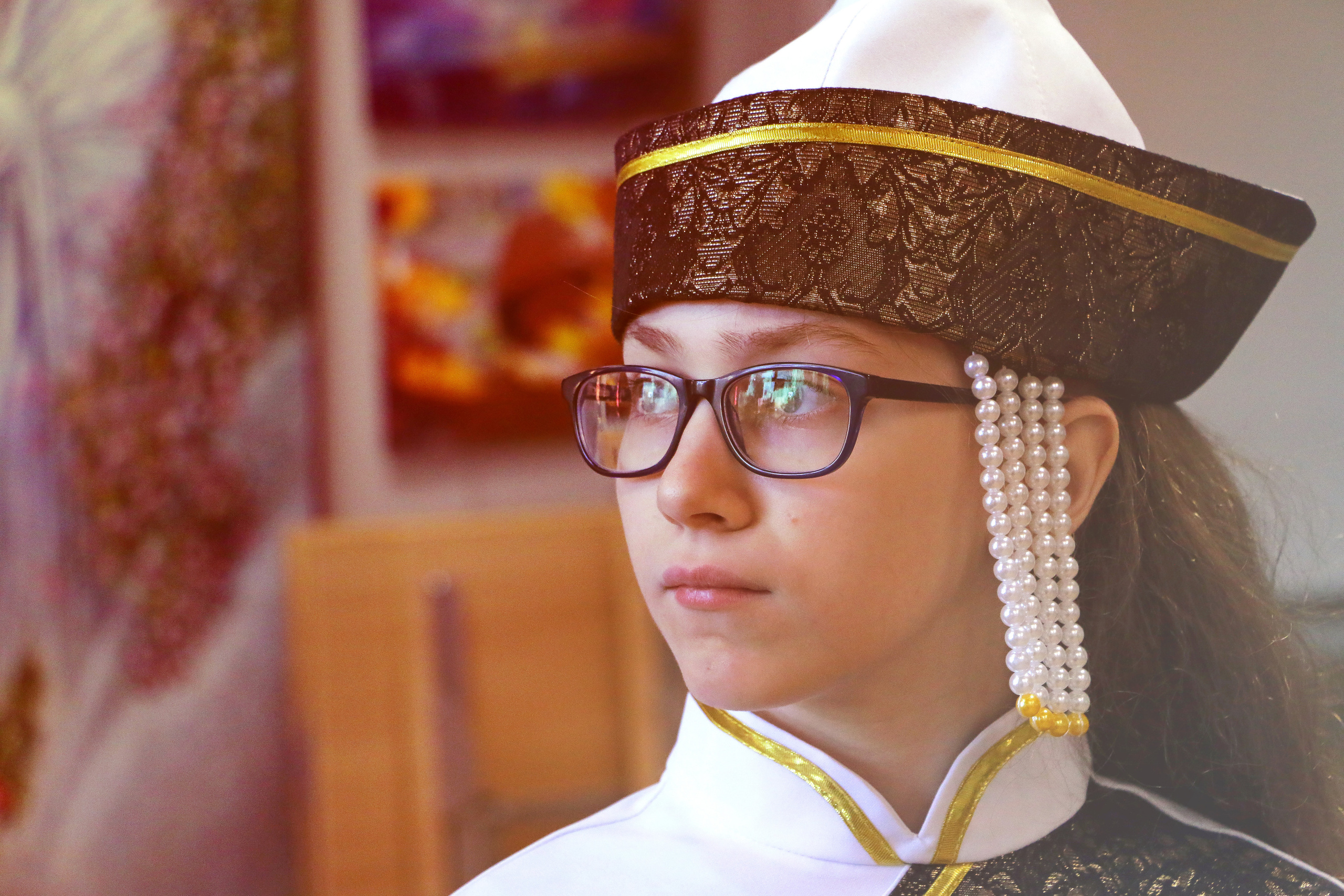 Девочка в красивом  национальном костюме. Девочка актриса на репеции в театре