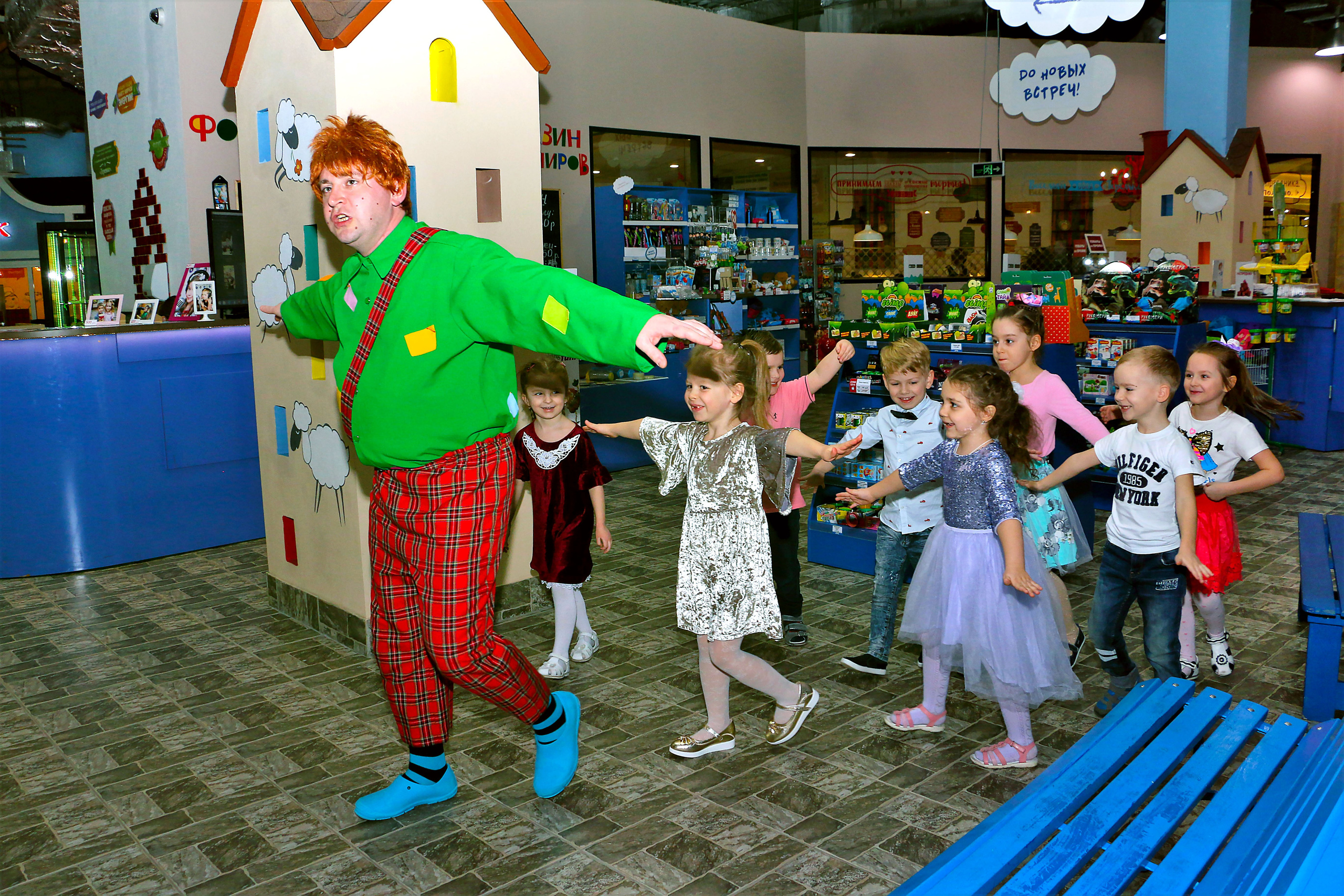 Карлосон прилетел на детский праздник. Дети веселятся, играют, бегают, шумят