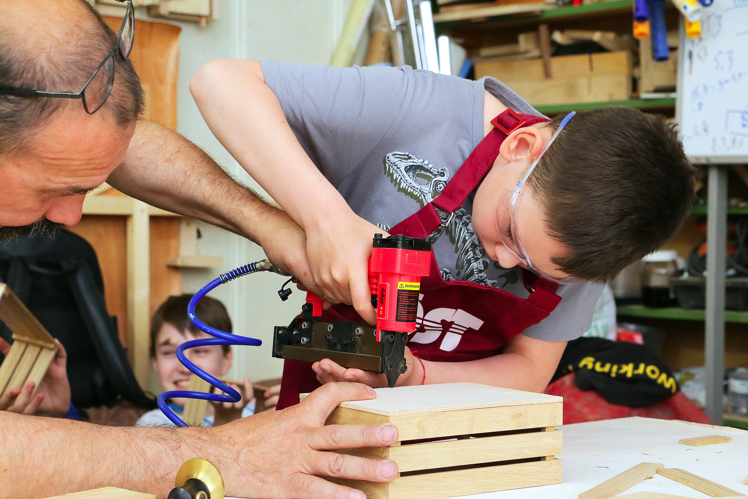 Столярные работы. Мальчик учится. Обучение столярному делу.