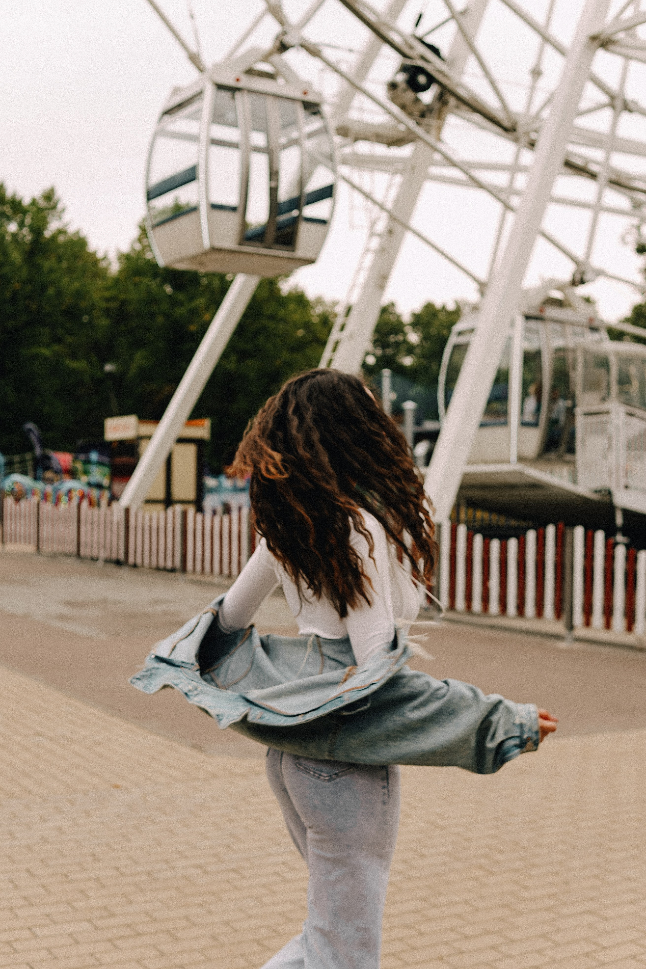 Съемка в парке аттракционов — модель Мила. Фотограф Москва и Видеограф Москва