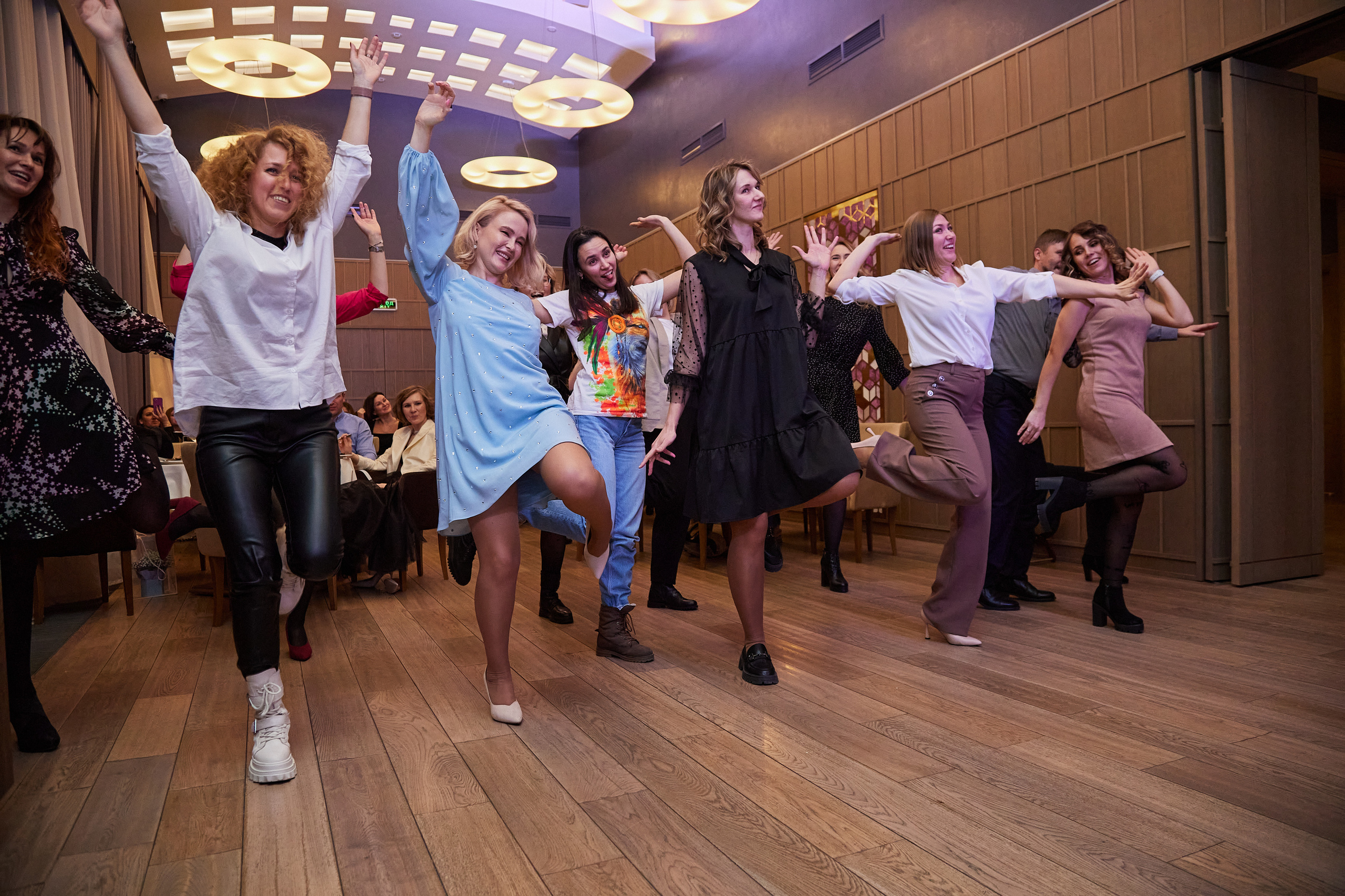 Молодые люди танцуют в ресторане