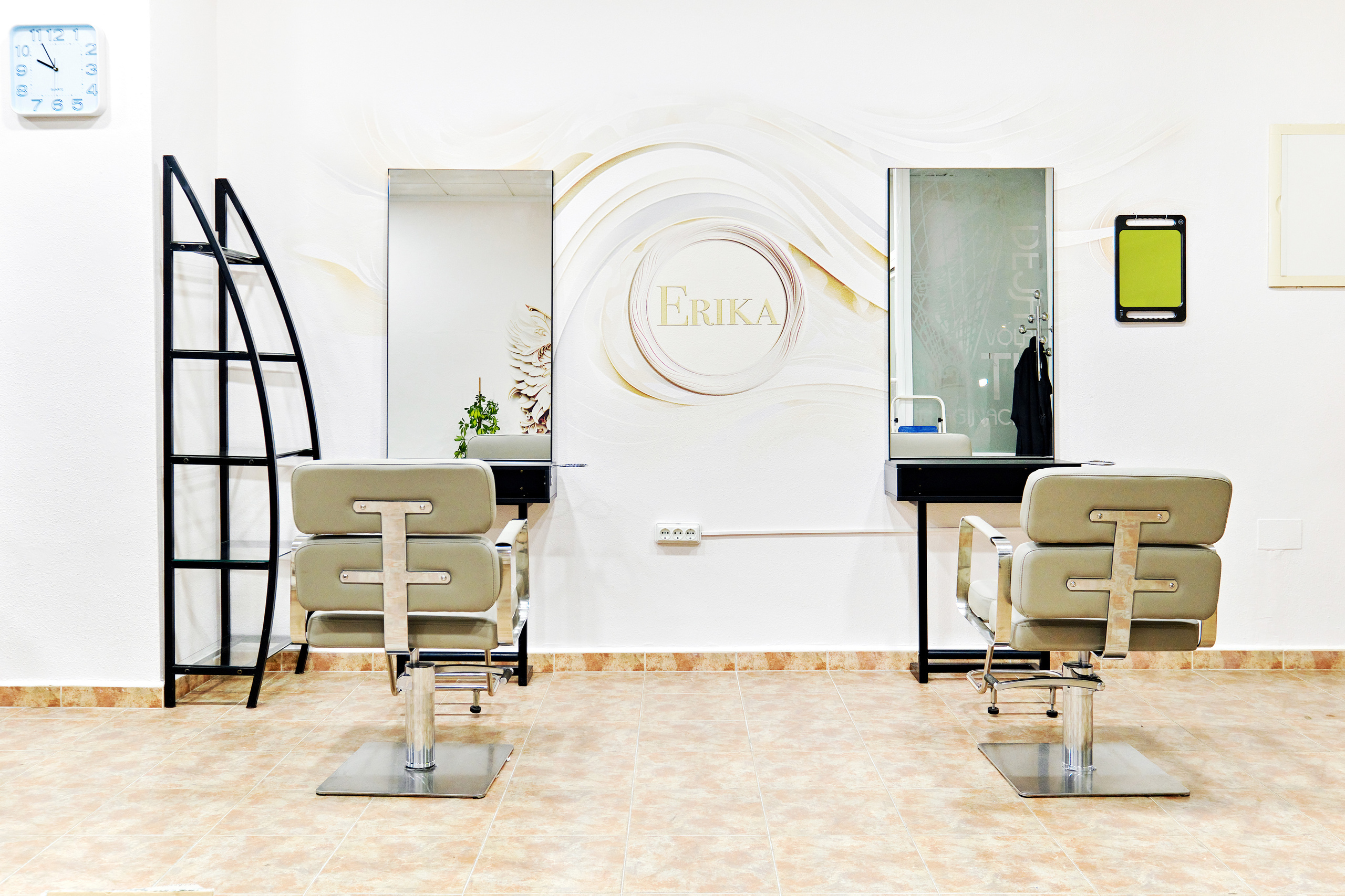 Mural artístico y graffiti en la pared de un salón de belleza y peluquería en España.