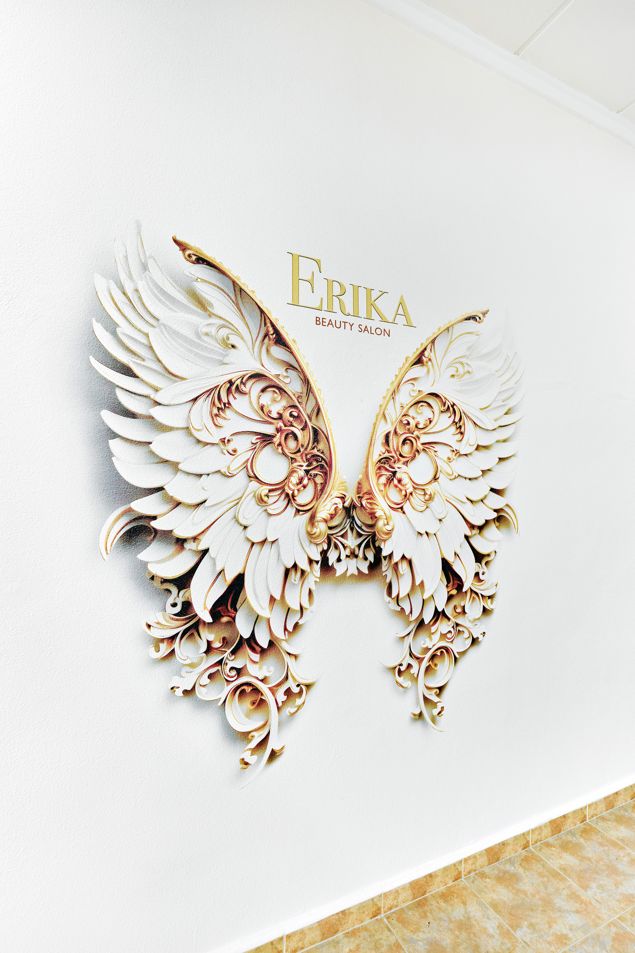 Mural artístico y graffiti en la pared de un salón de belleza y peluquería en España.