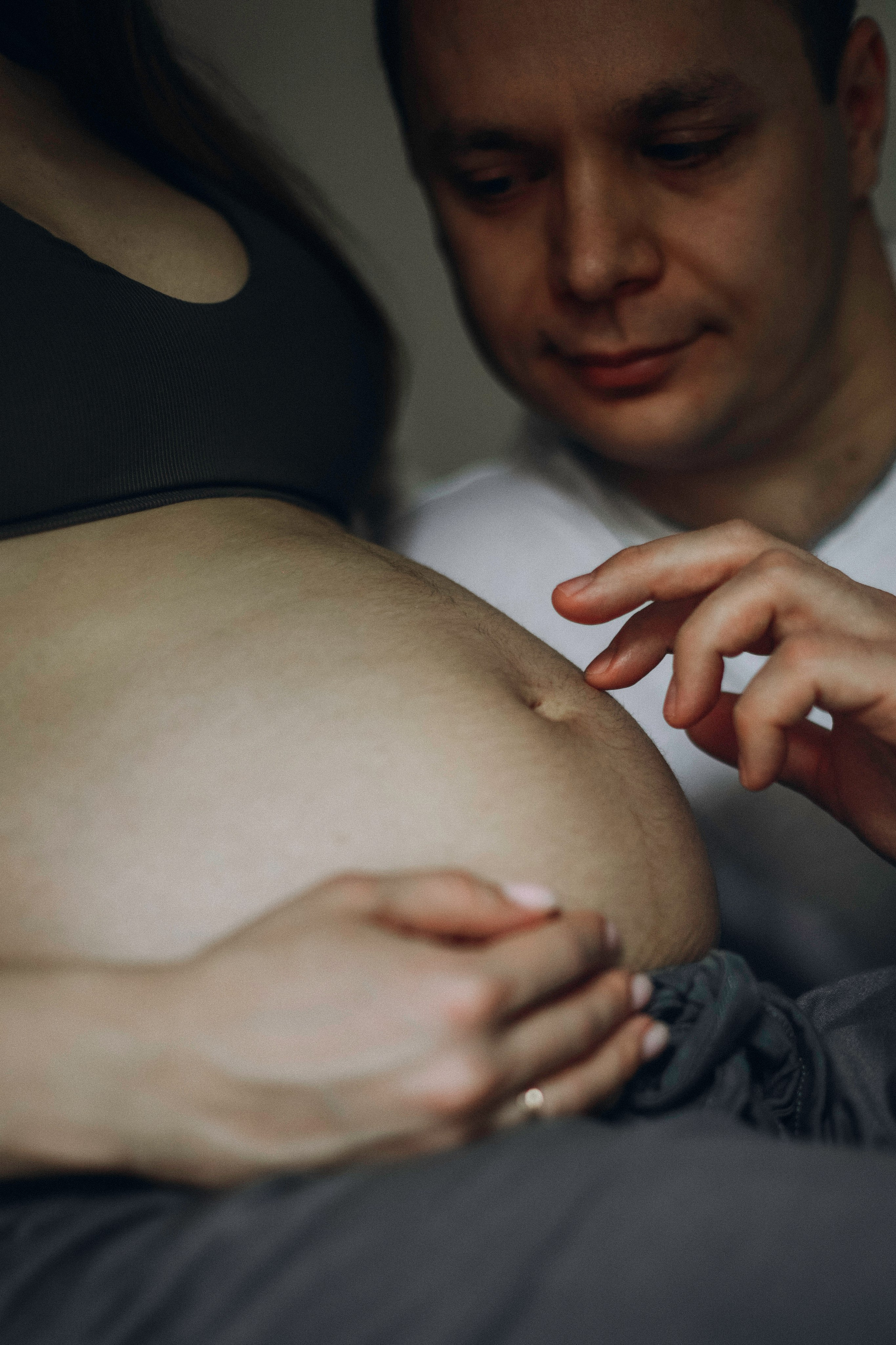 Babybauch-Shooting zu Hause. Fotografin in Erlangen, Nürnberg und Umgebung