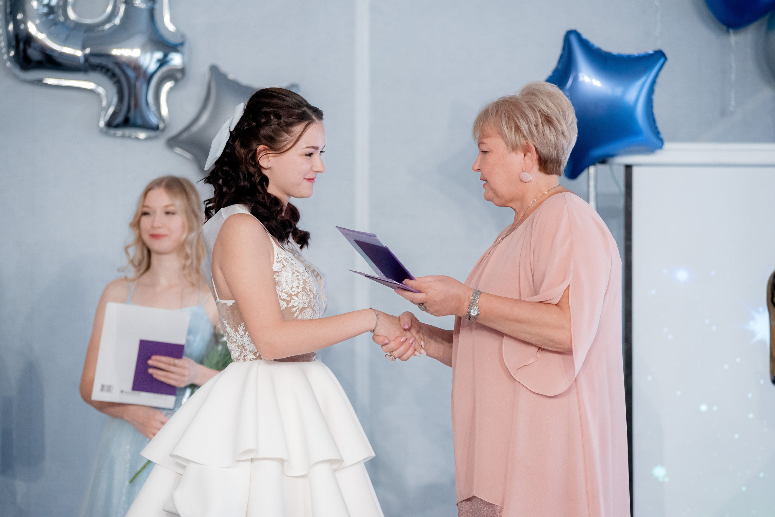 86 школа. Вручение. ДК Тракторозаводского района. Фотограф в Волгограде и Волжском Александр Горбань