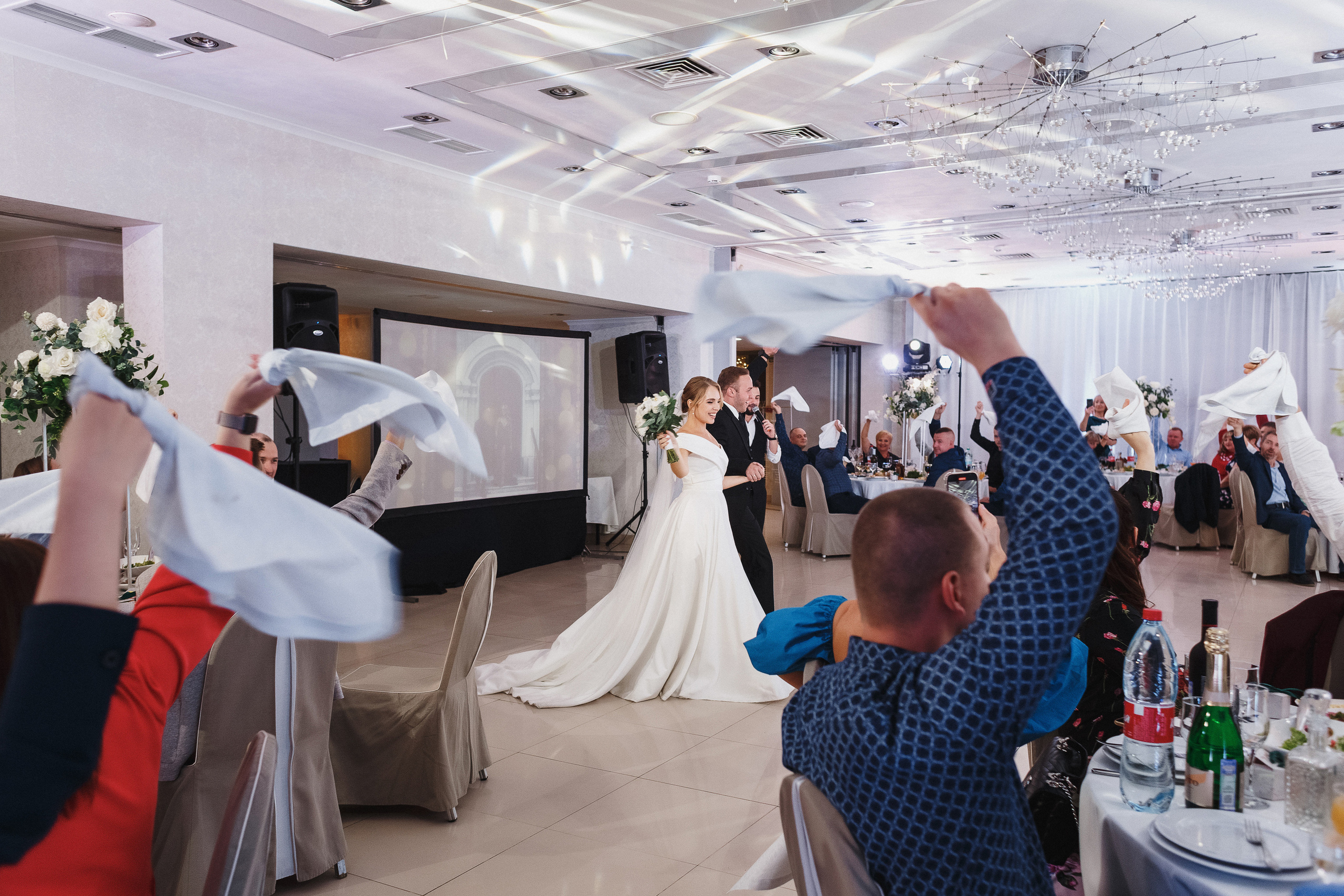 встреча молодоженов на свадебном банкете в Таганроге