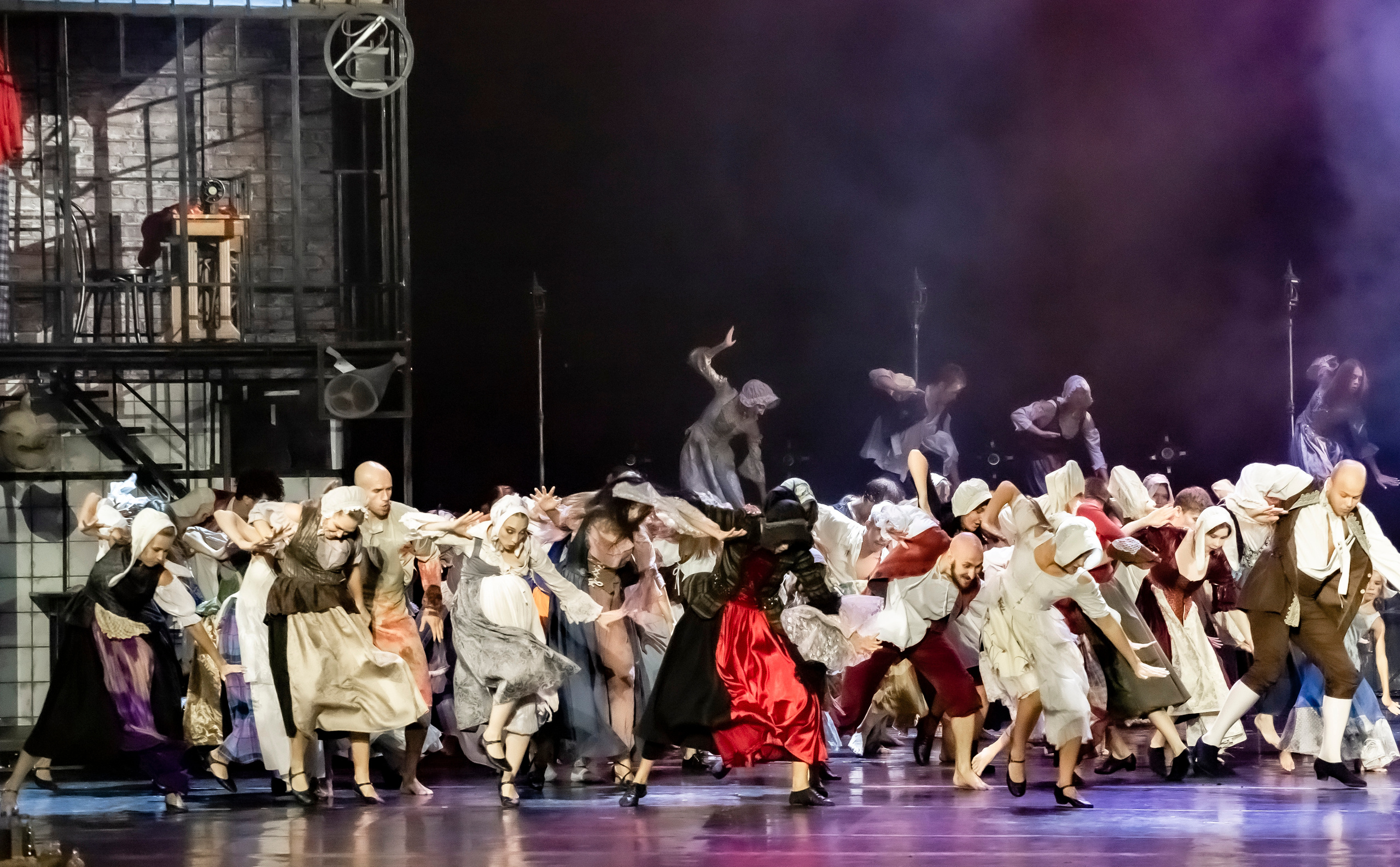 Парфюмер хореографический спектакль театр Европа на сцене Зимнего. Фотограф в Сочи Юрий Шептаев