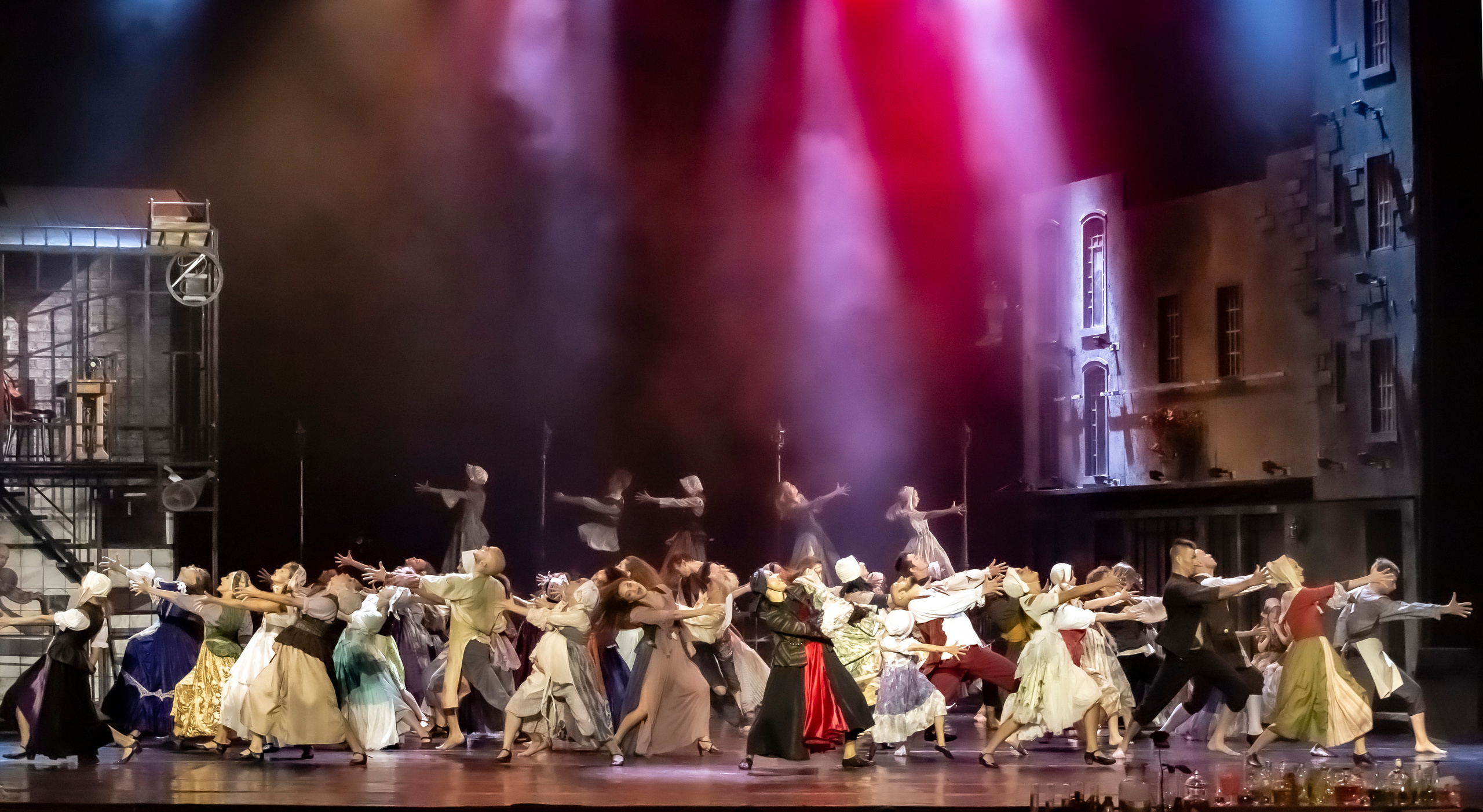 Парфюмер хореографический спектакль театр Европа на сцене Зимнего. Фотограф в Сочи Юрий Шептаев