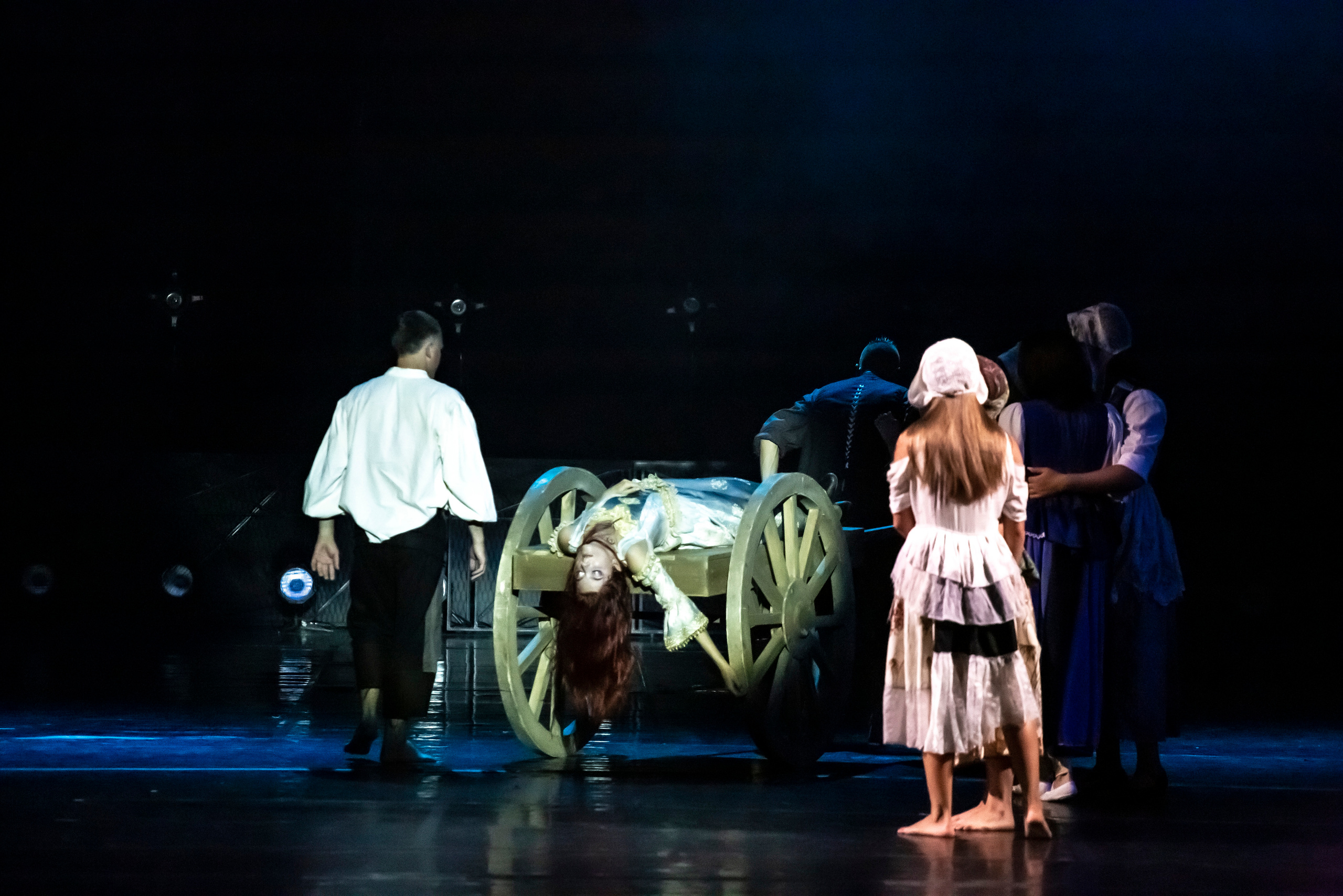 Парфюмер хореографический спектакль театр Европа на сцене Зимнего. Фотограф в Сочи Юрий Шептаев