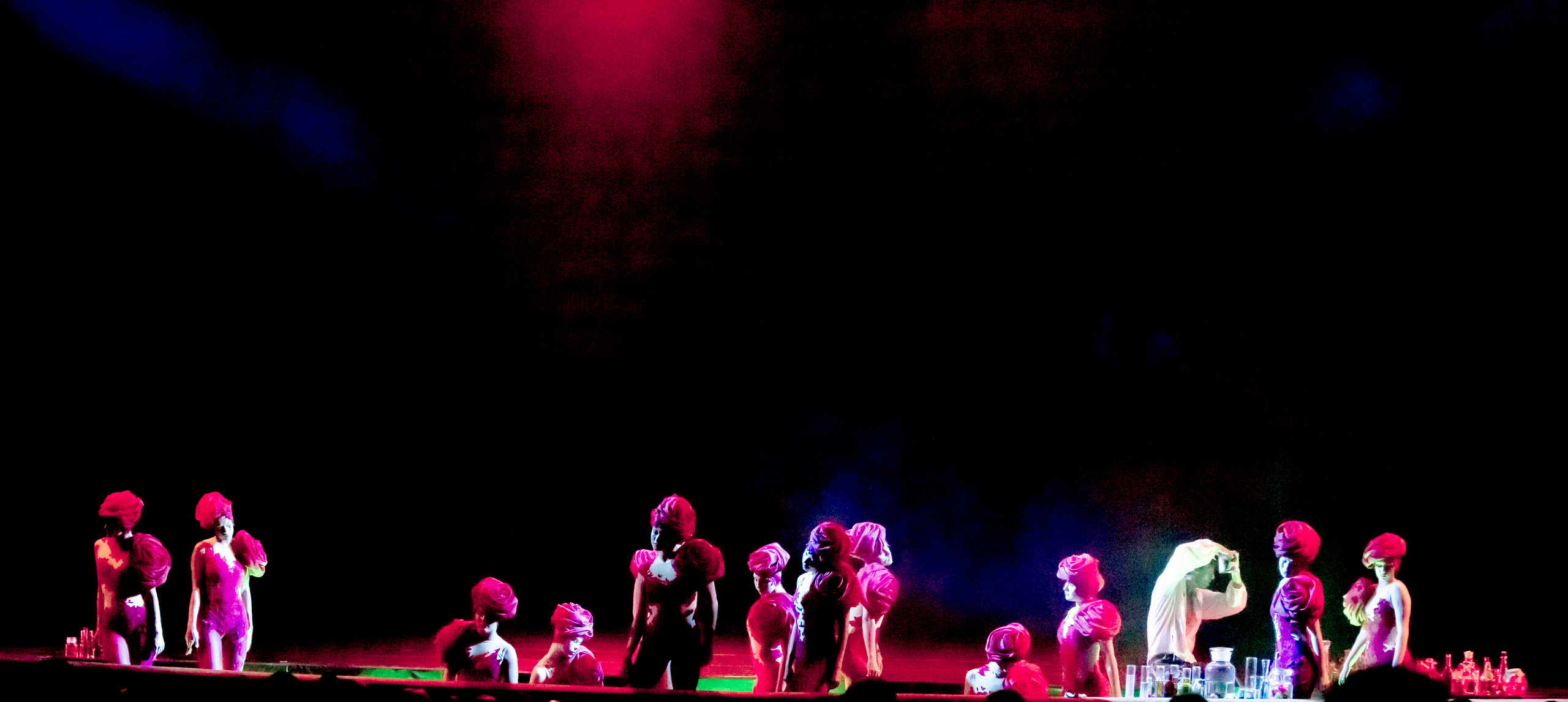 Парфюмер хореографический спектакль театр Европа на сцене Зимнего. Фотограф в Сочи Юрий Шептаев