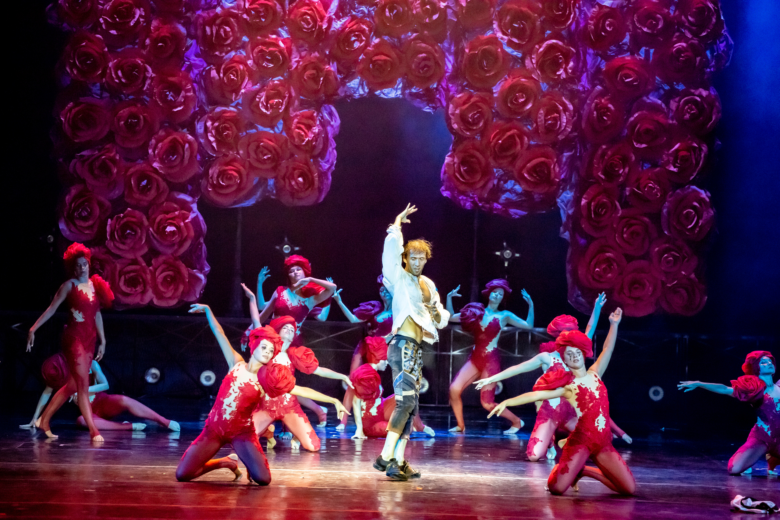 Парфюмер хореографический спектакль театр Европа на сцене Зимнего. Фотограф в Сочи Юрий Шептаев