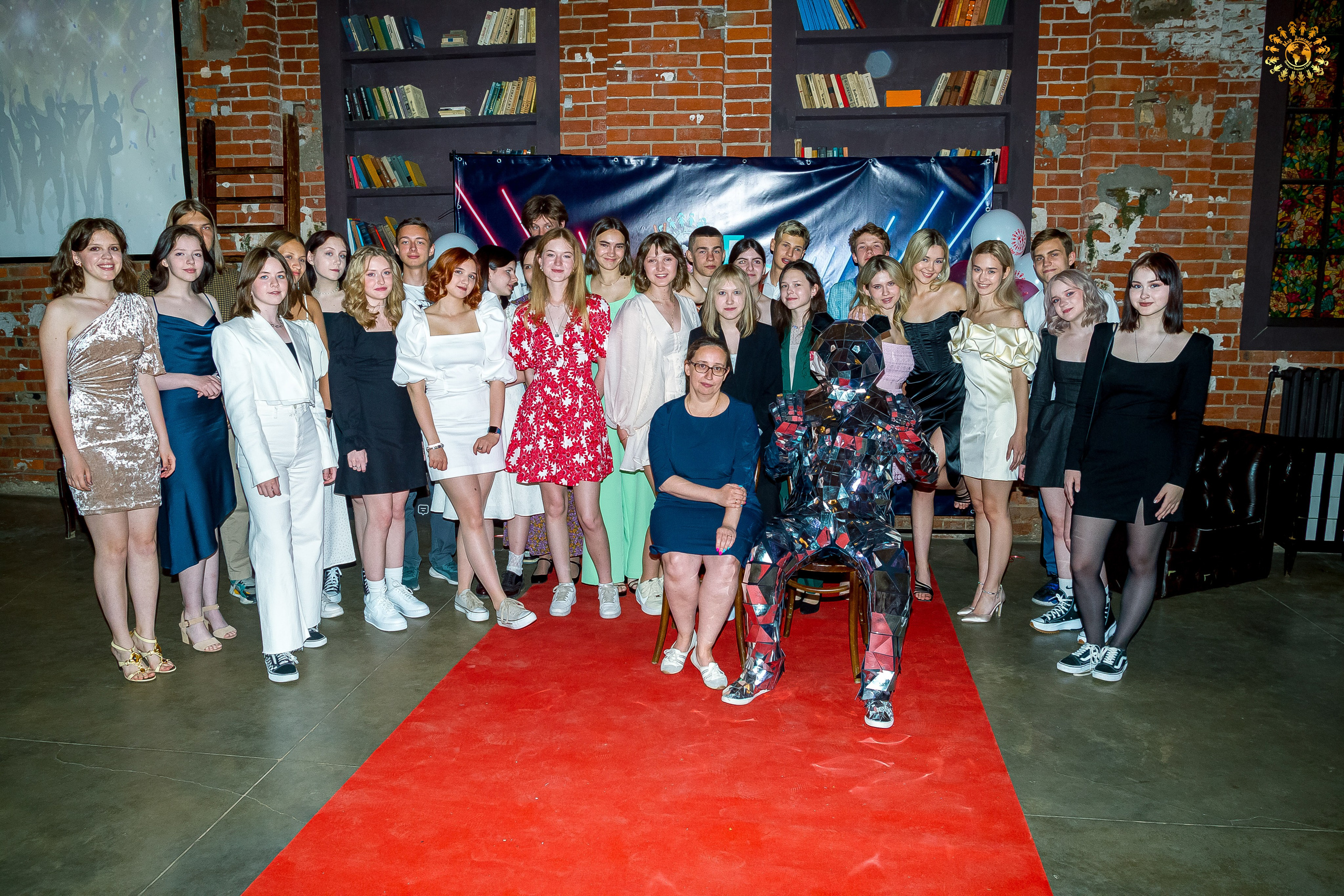 Выпускной 2023 (Школа 548; 9 Ж класс) AG Loft «Библиотека», Москва. Репортажная съемка в Москве и области. Анималистика