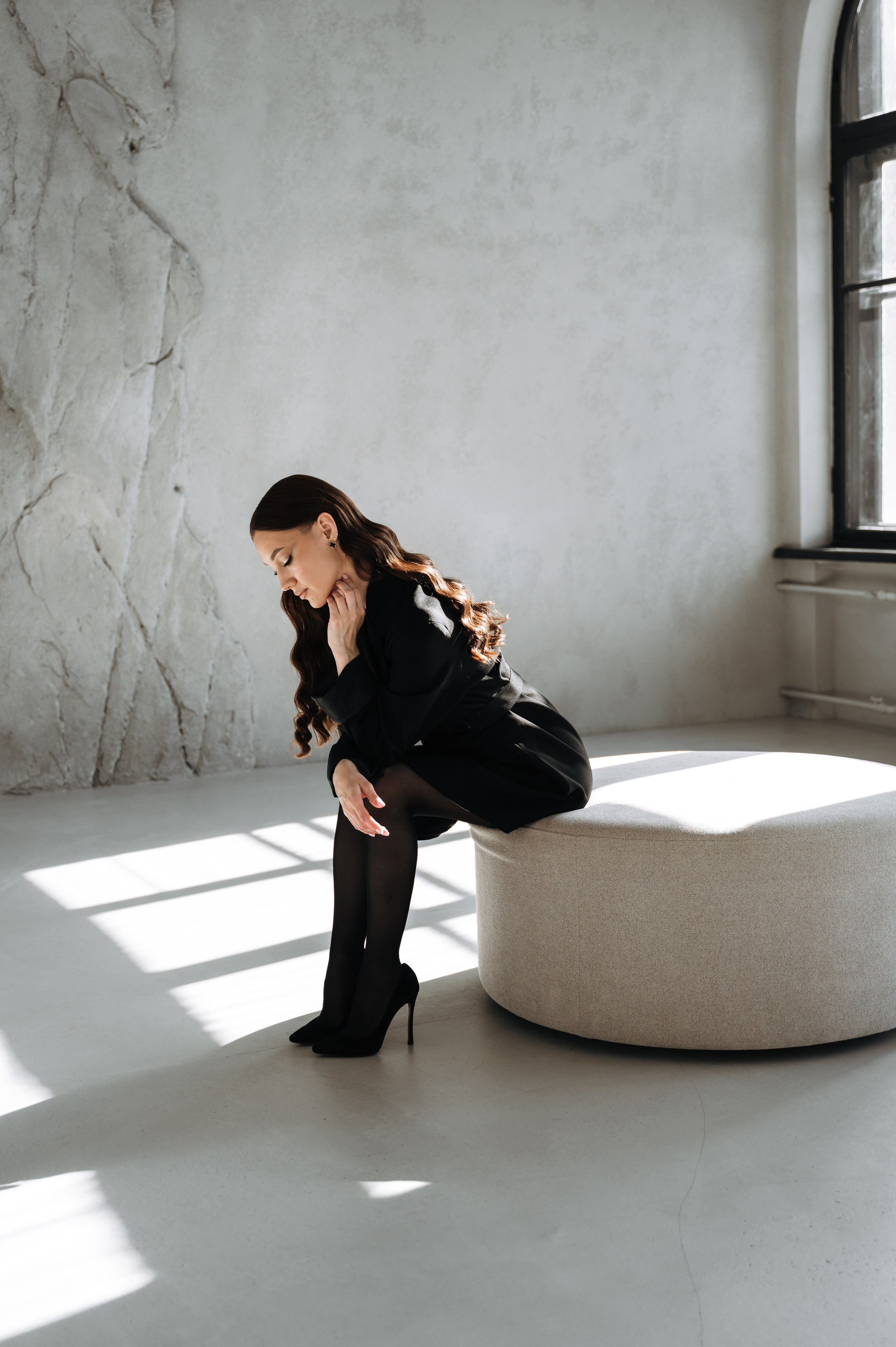 Настя — фотосессия в темной студии с хрустальной люстрой. Портретный и семейный фотограф в Екатеринбурге Мария Чахеева