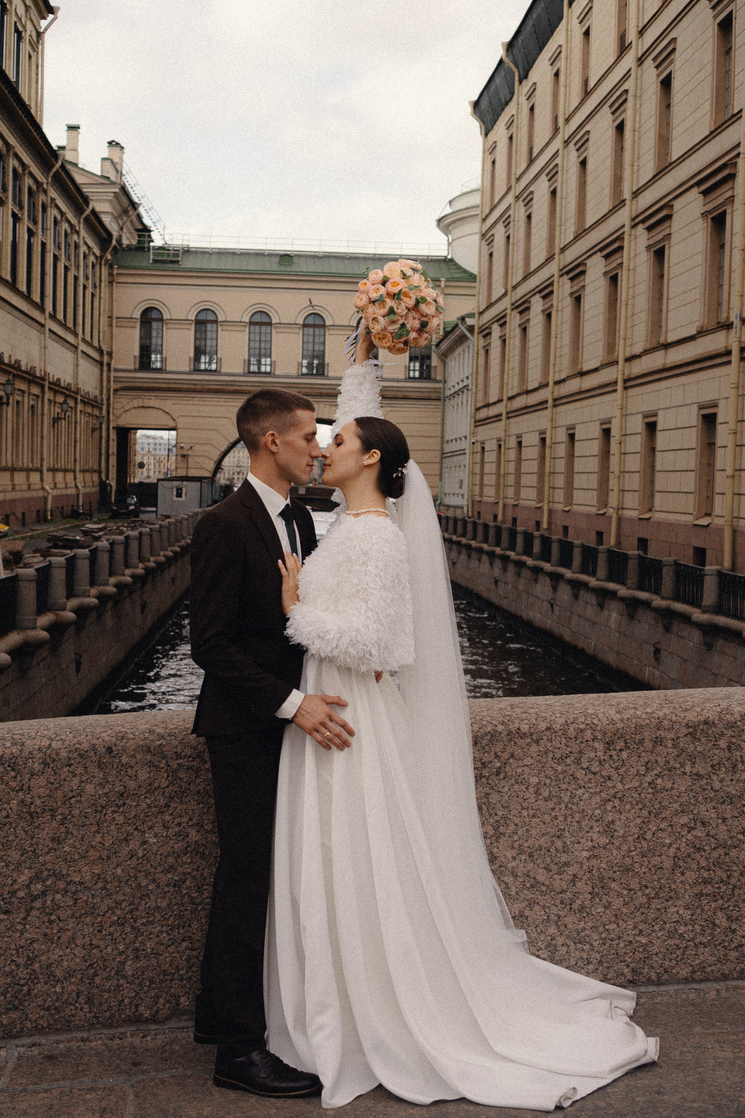 СВАДЕБНАЯ ПРОГУЛКА В САНТК-ПЕТЕРБУРГЕ (ИСАКИЕВСКИЙ СОБОР, ЗИМНЯЯ КАНАВКА, ЭРМИТАЖ И БОЛЬШАЯ МОРСКАЯ УЛИЦА). Профессиональный фотограф, Санкт-Петербург — Виктория Богомолова
