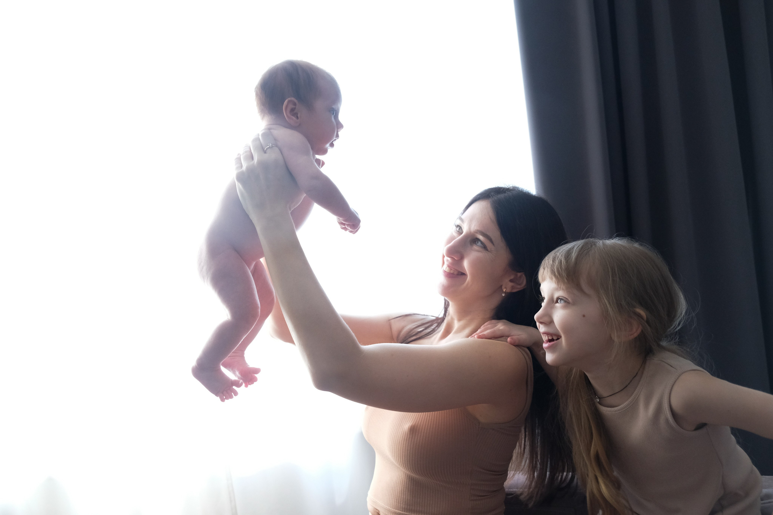 Маша с дочерьми. Фотограф Наташа Лисица